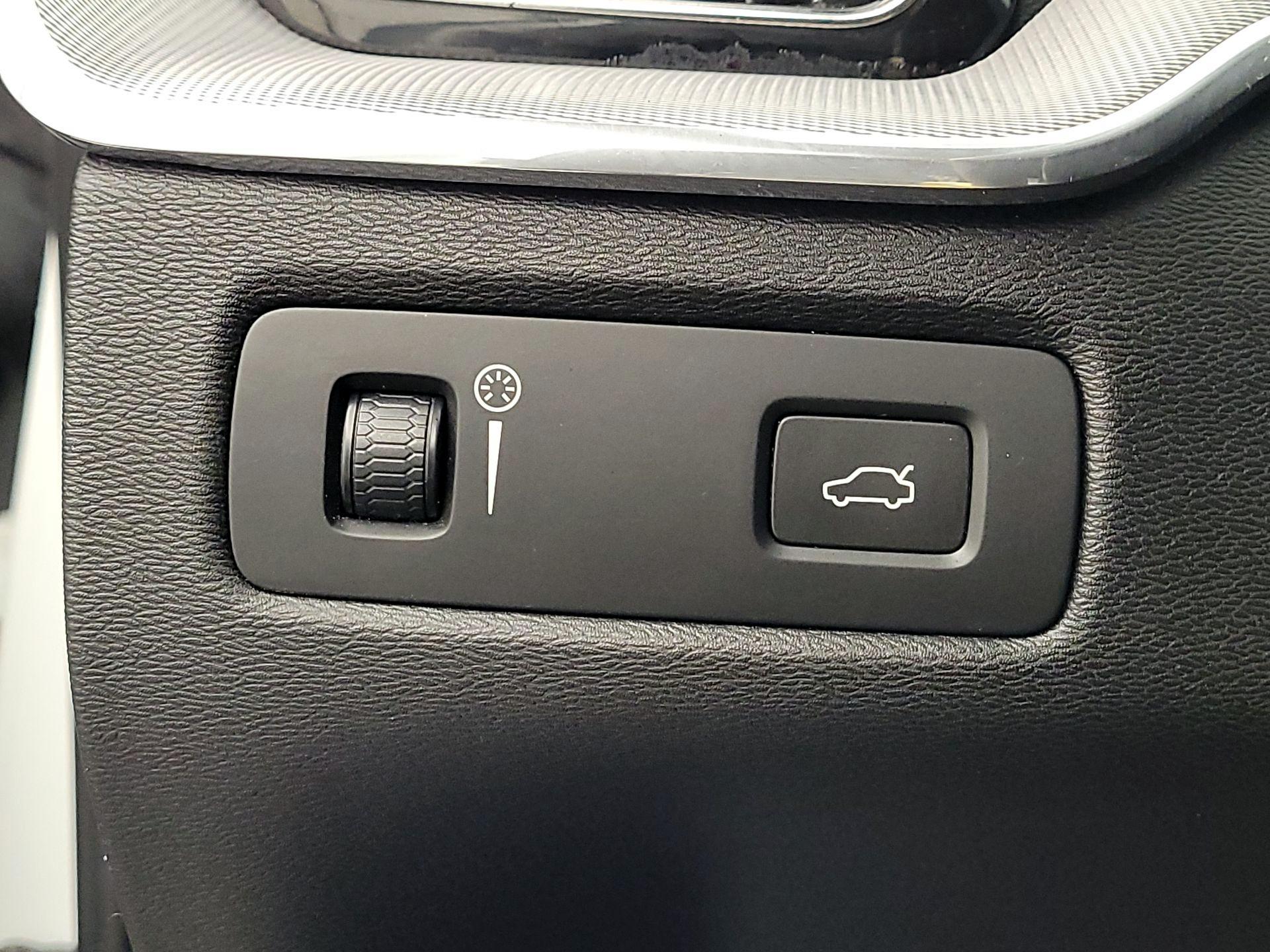 Thumbnail: 2018 Volvo XC60 - 13