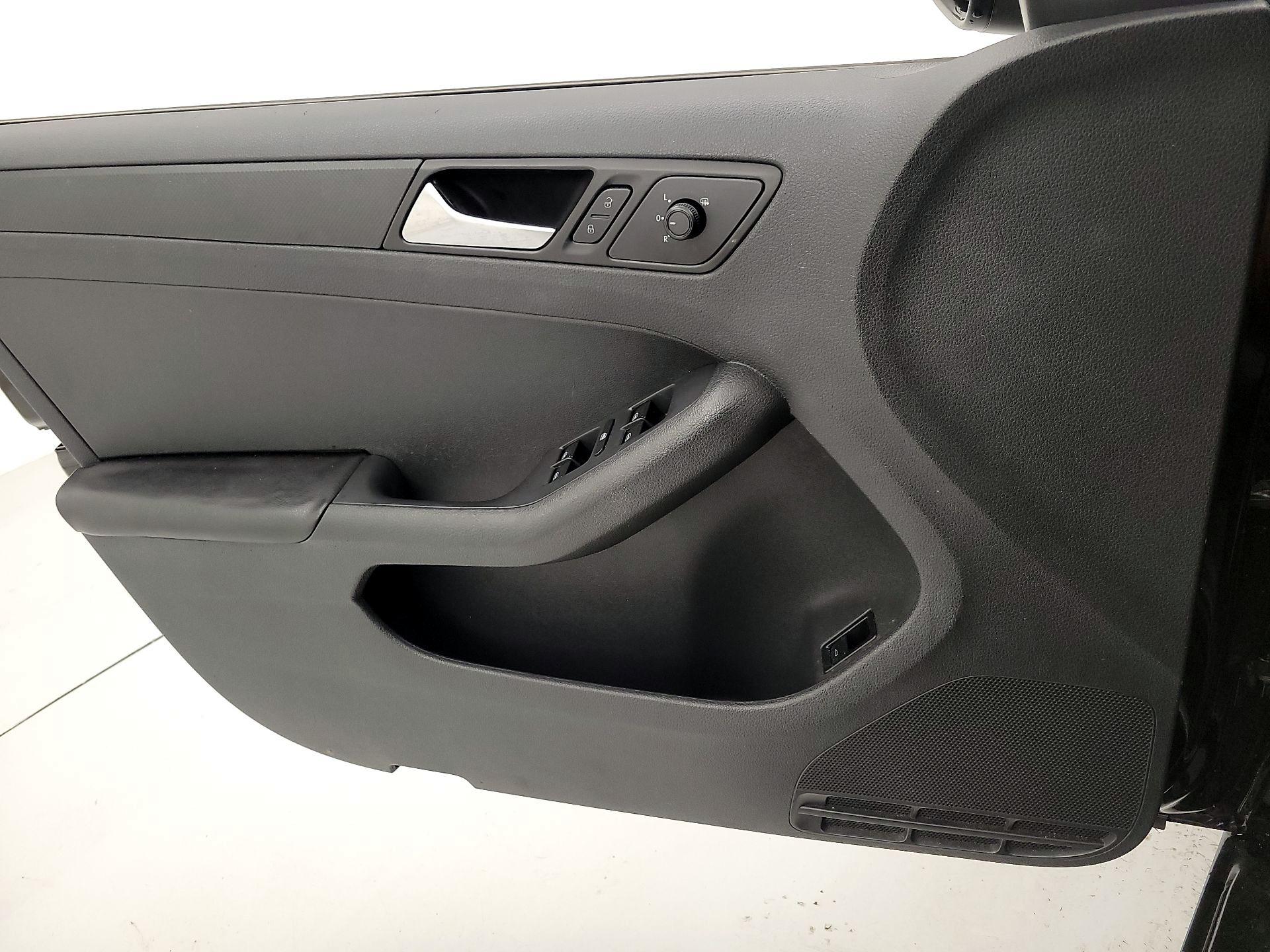 Thumbnail: 2016 Volkswagen Jetta - 12