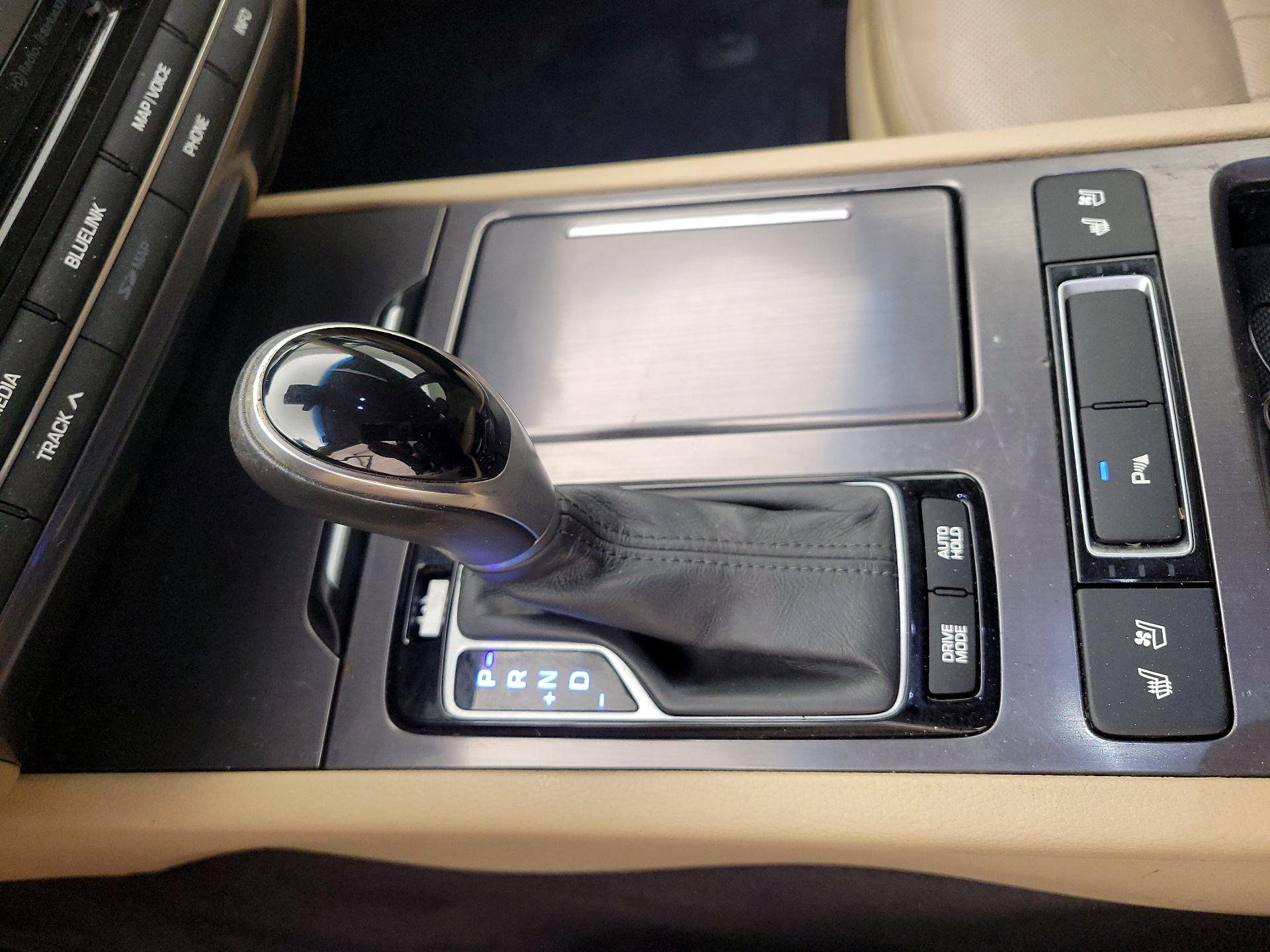 Thumbnail: 2017 Genesis G80 - 16
