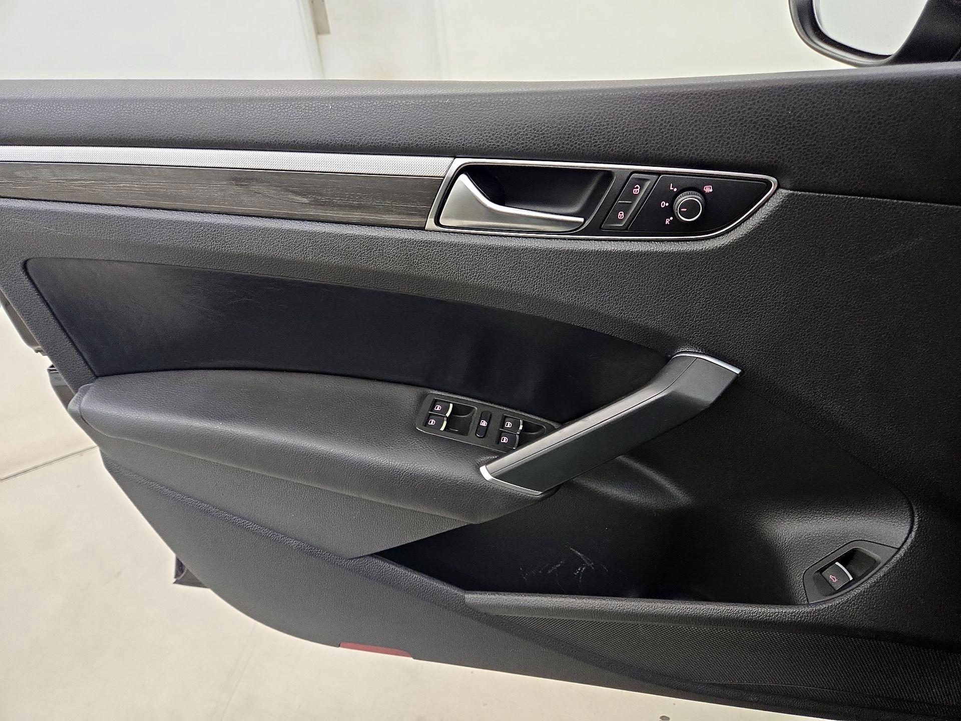 Thumbnail: 2017 Volkswagen Passat - 12