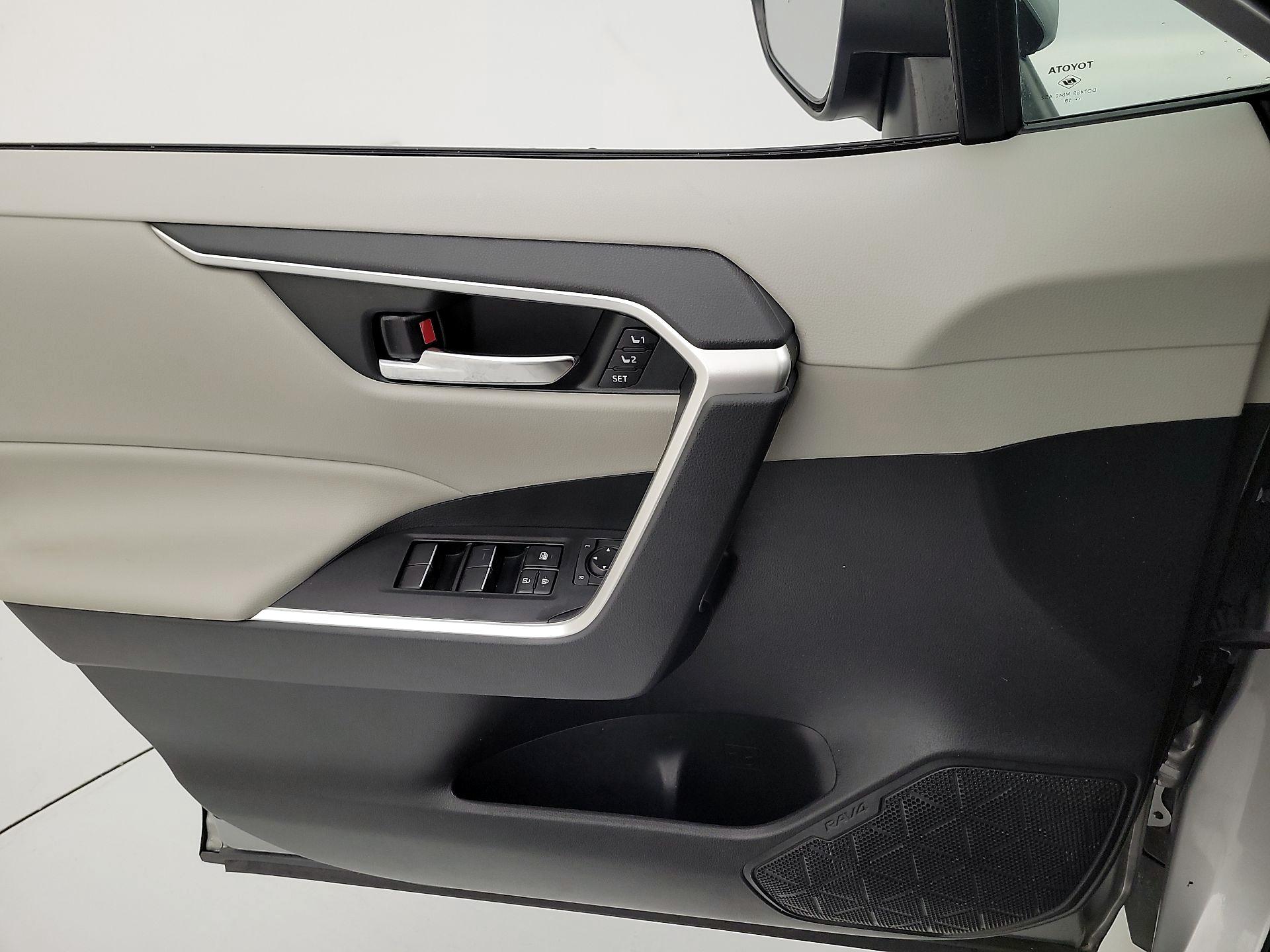 Thumbnail: 2019 Toyota RAV4 - 12