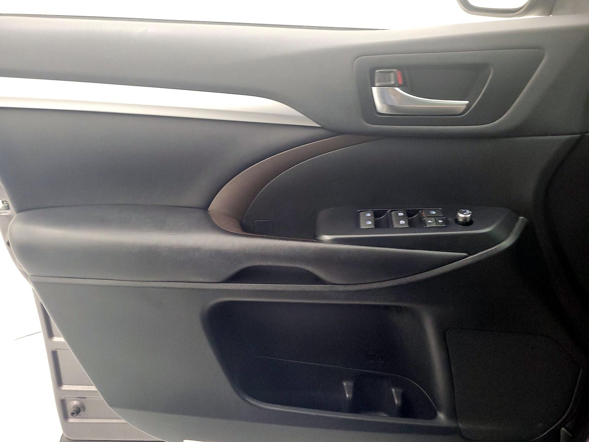 Thumbnail: 2019 Toyota Highlander - 12