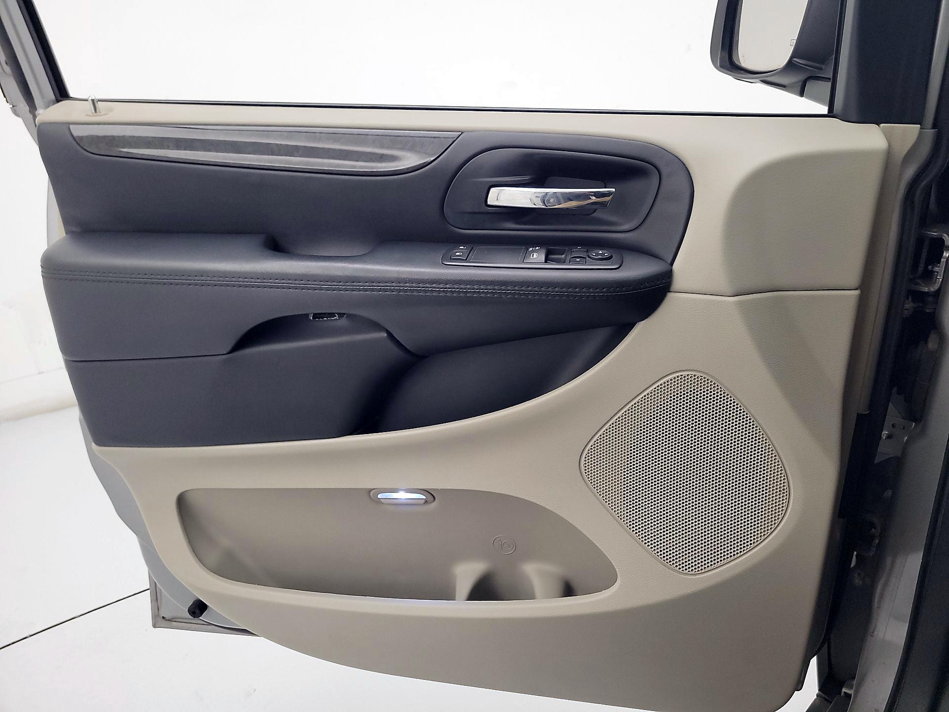 Thumbnail: 2016 Dodge Grand Caravan - 12