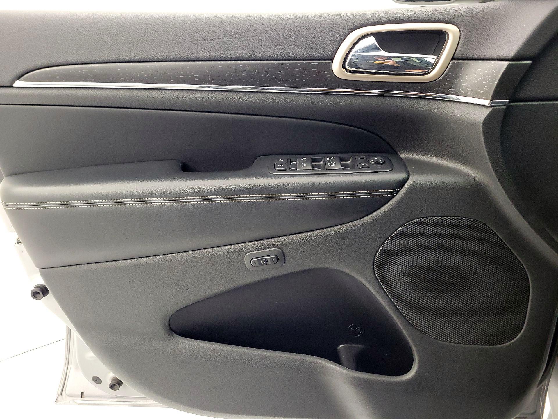 Thumbnail: 2015 Jeep Grand Cherokee - 12