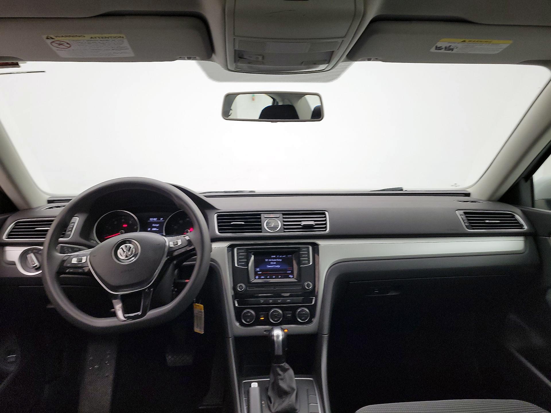 Thumbnail: 2017 Volkswagen Passat - 9