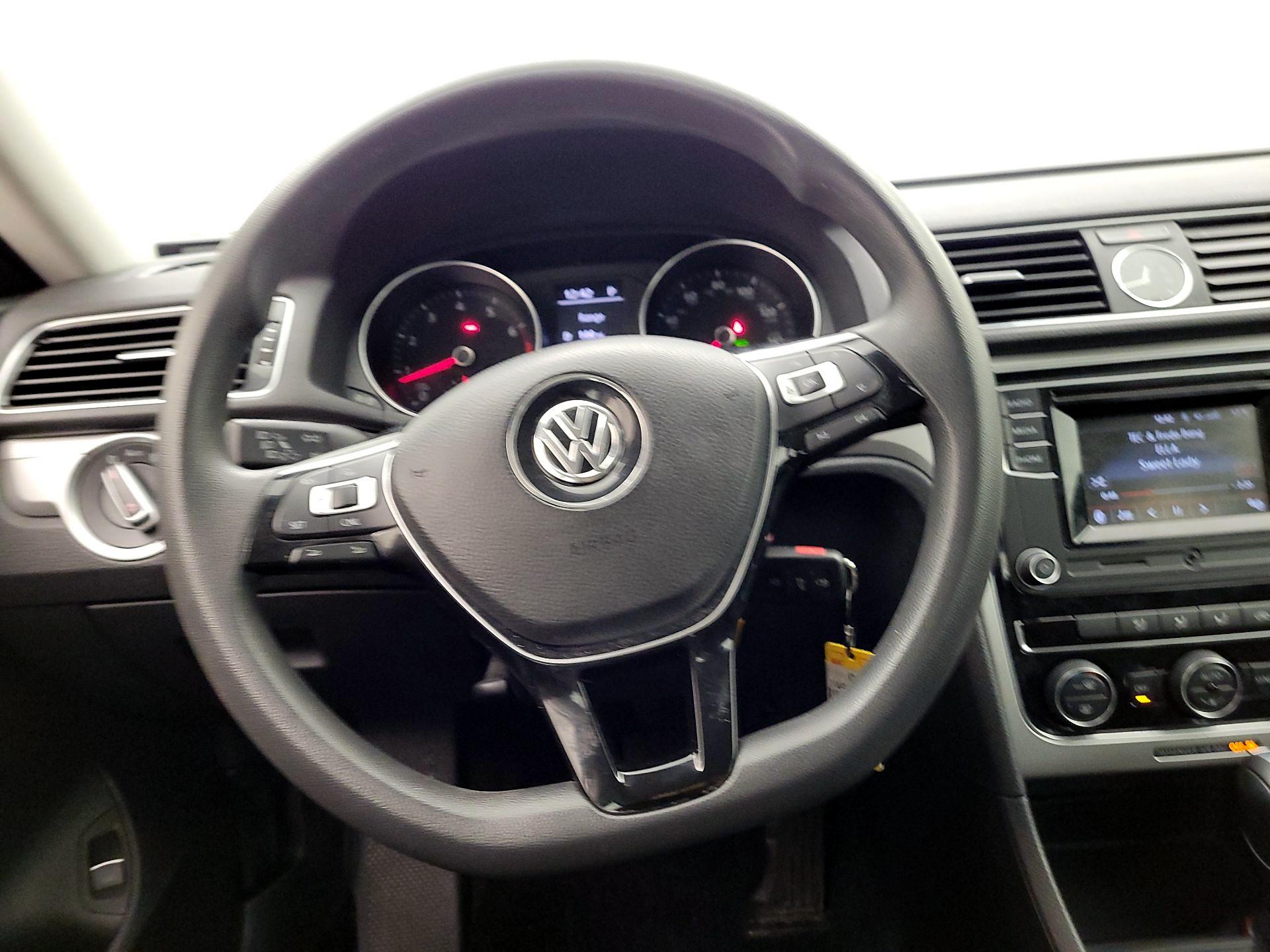 Thumbnail: 2017 Volkswagen Passat - 10