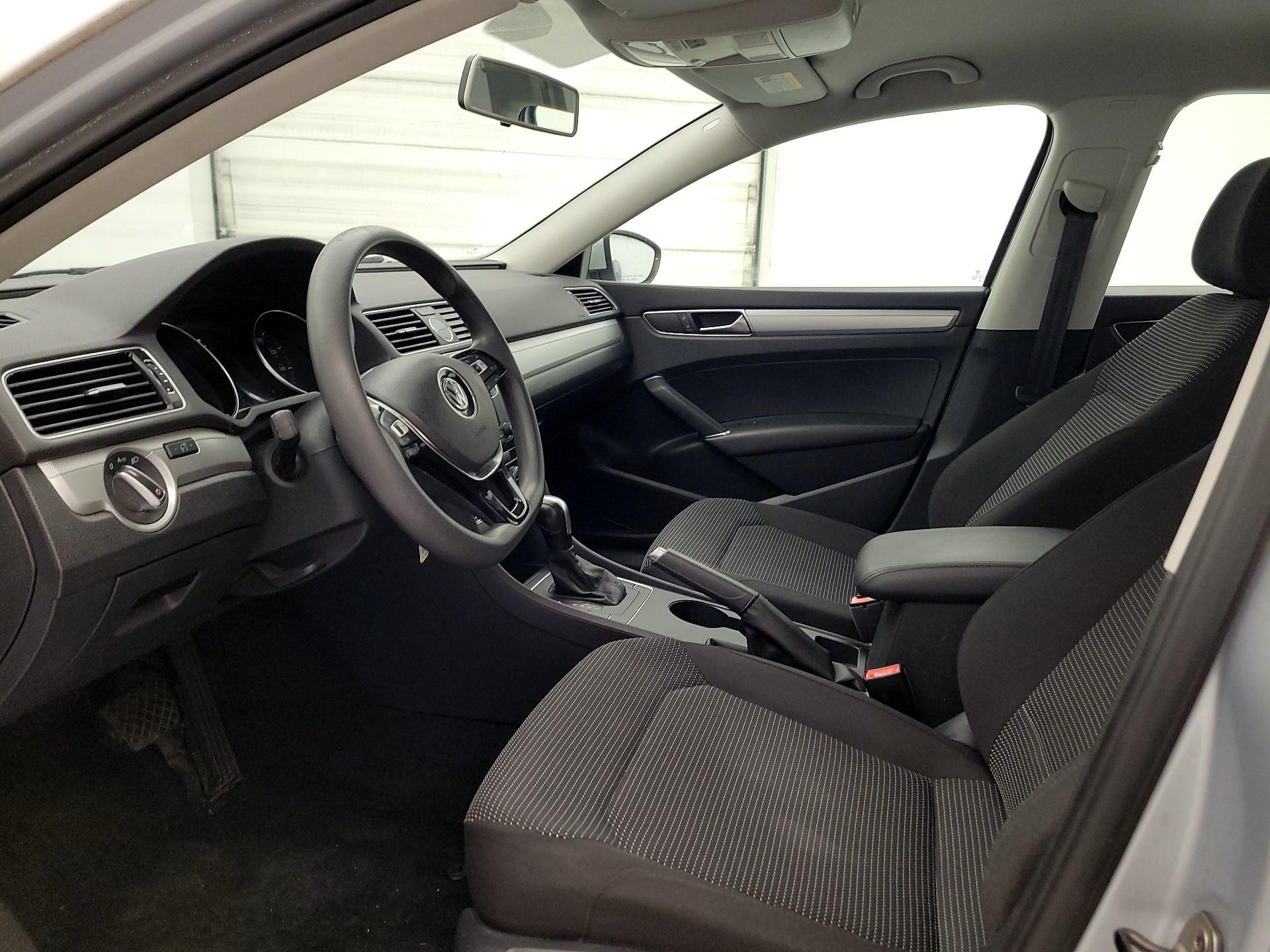 Thumbnail: 2017 Volkswagen Passat - 11