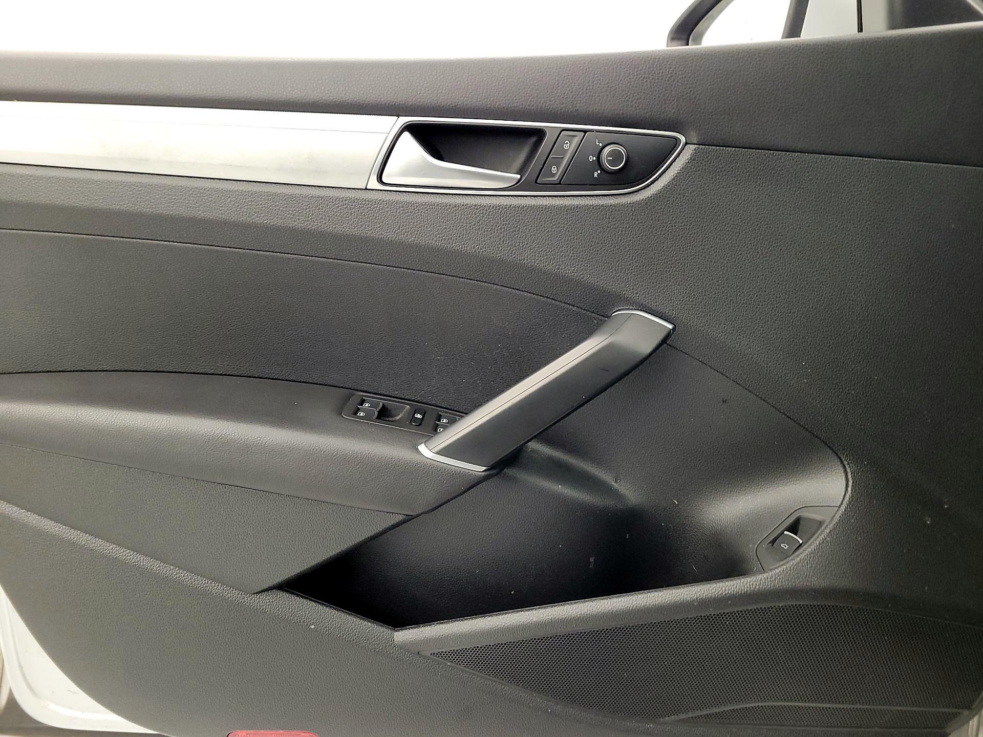 Thumbnail: 2017 Volkswagen Passat - 12