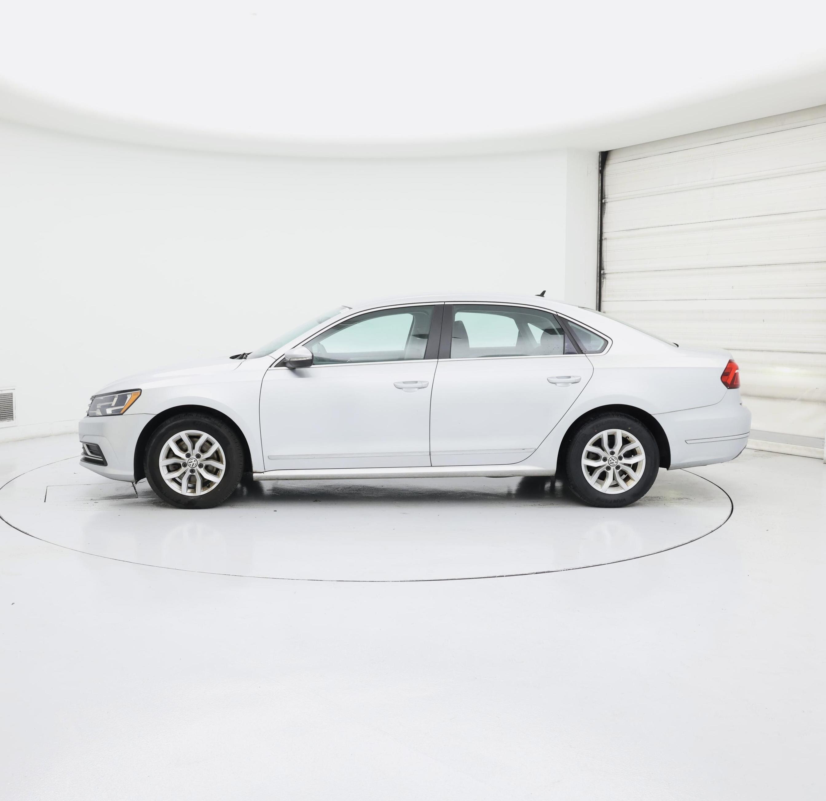 Thumbnail: 2017 Volkswagen Passat - 3