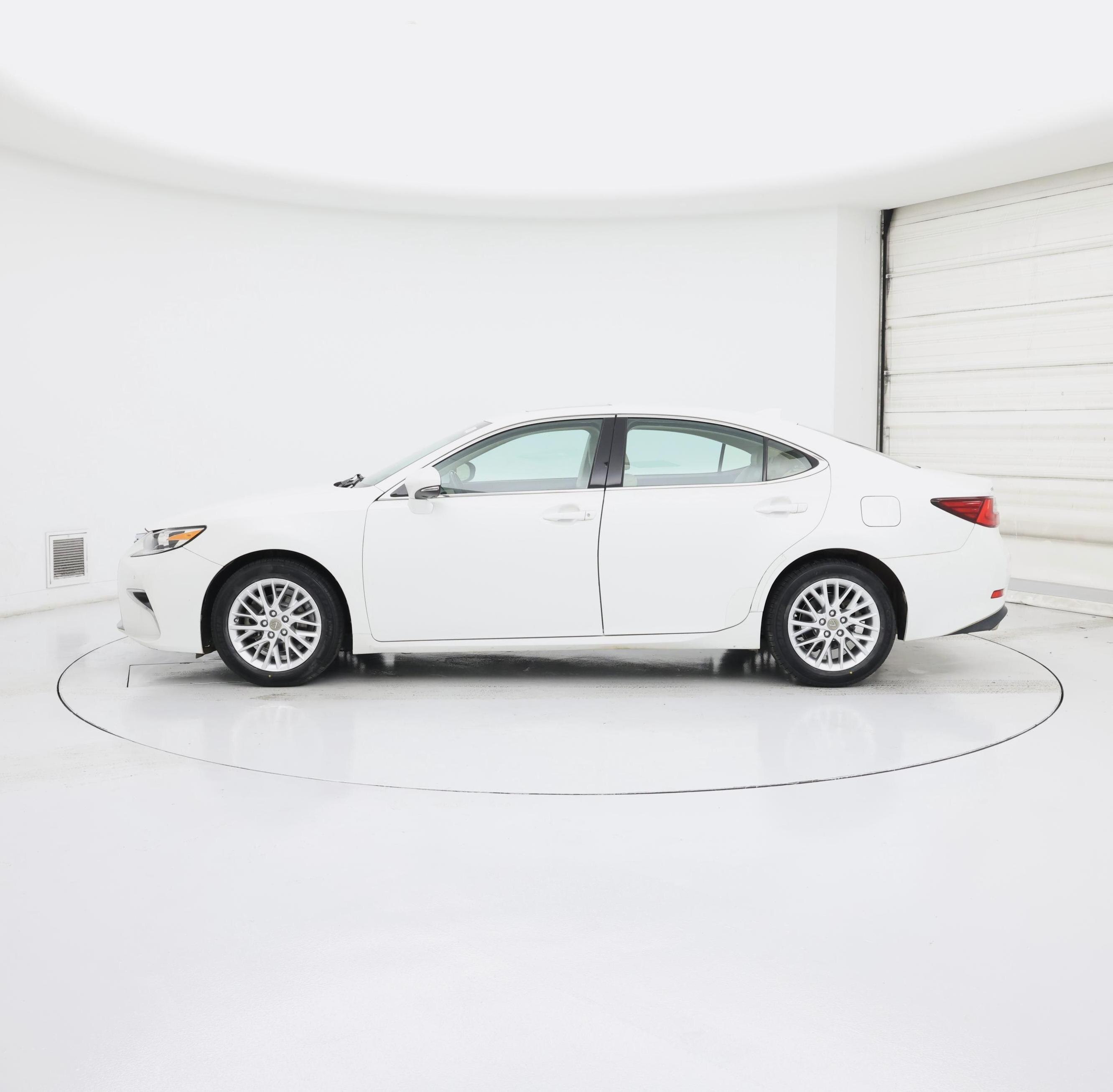 Thumbnail: 2018 Lexus ES - 3