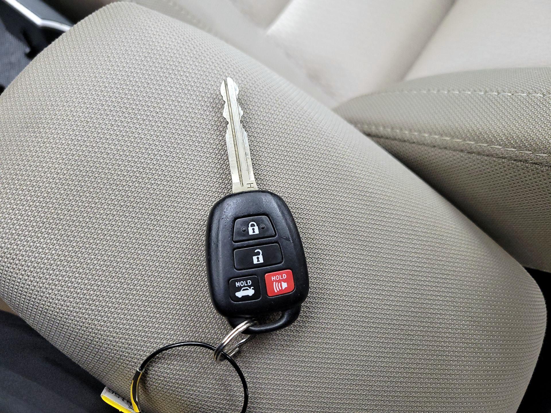 Thumbnail: 2014 Toyota Corolla - 18