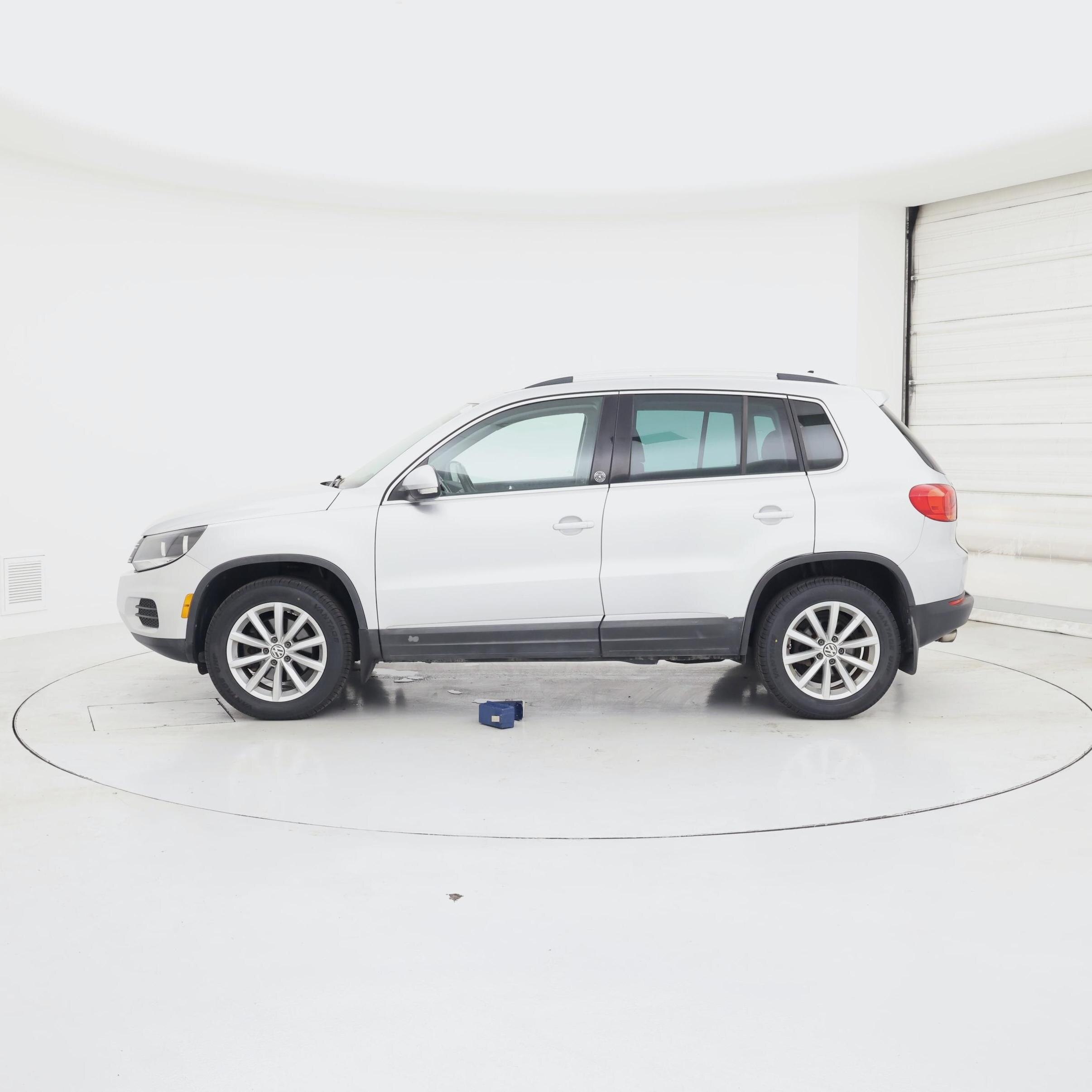 Thumbnail: 2017 Volkswagen Tiguan - 3