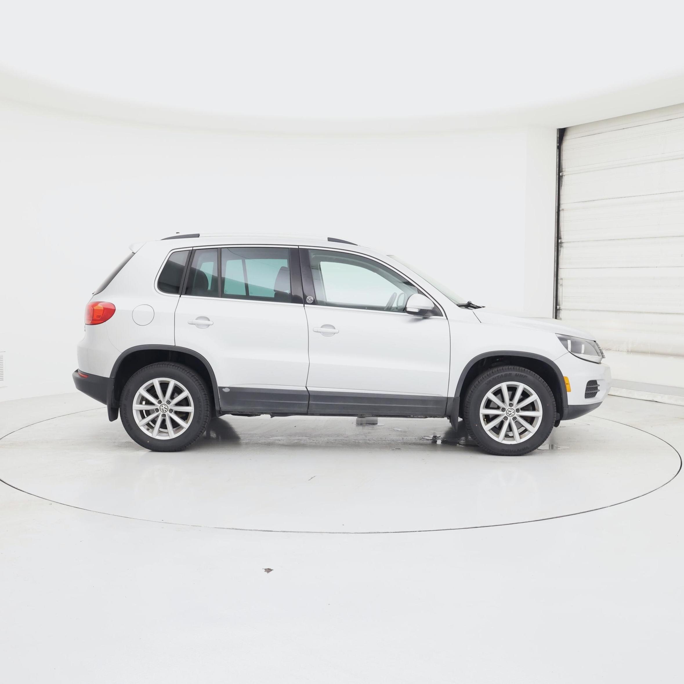 Thumbnail: 2017 Volkswagen Tiguan - 7