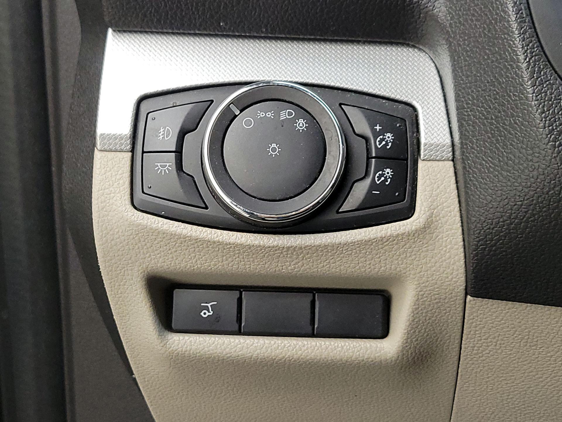 Thumbnail: 2015 Ford Explorer - 13