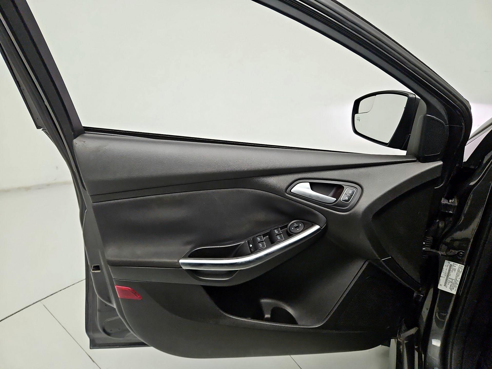 Thumbnail: 2015 Ford Focus - 12