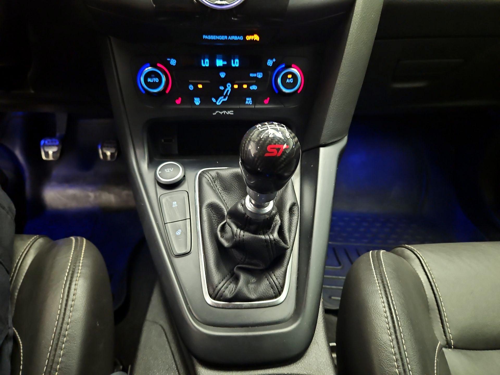 Thumbnail: 2015 Ford Focus - 16