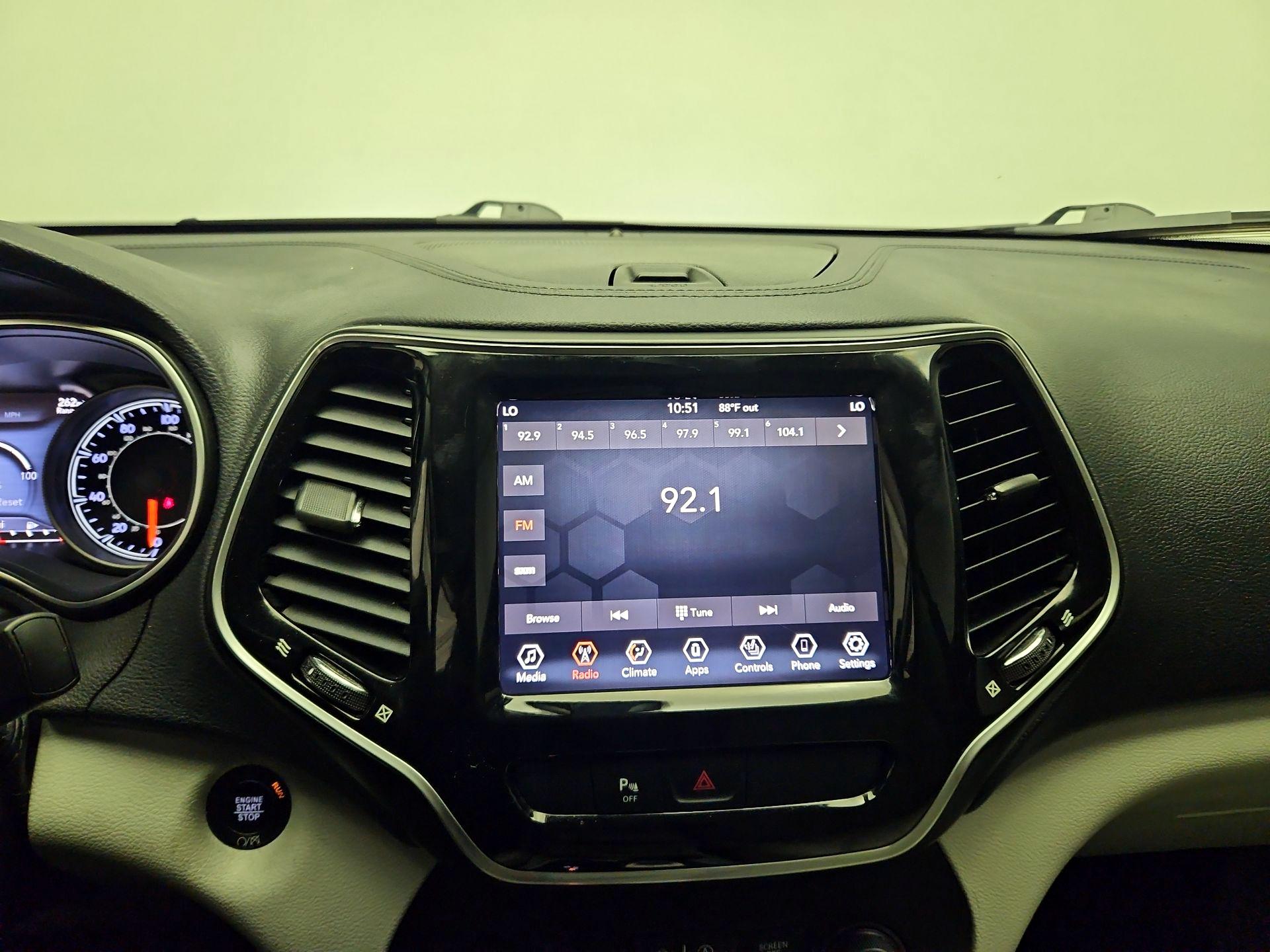 Thumbnail: 2019 Jeep Cherokee - 14