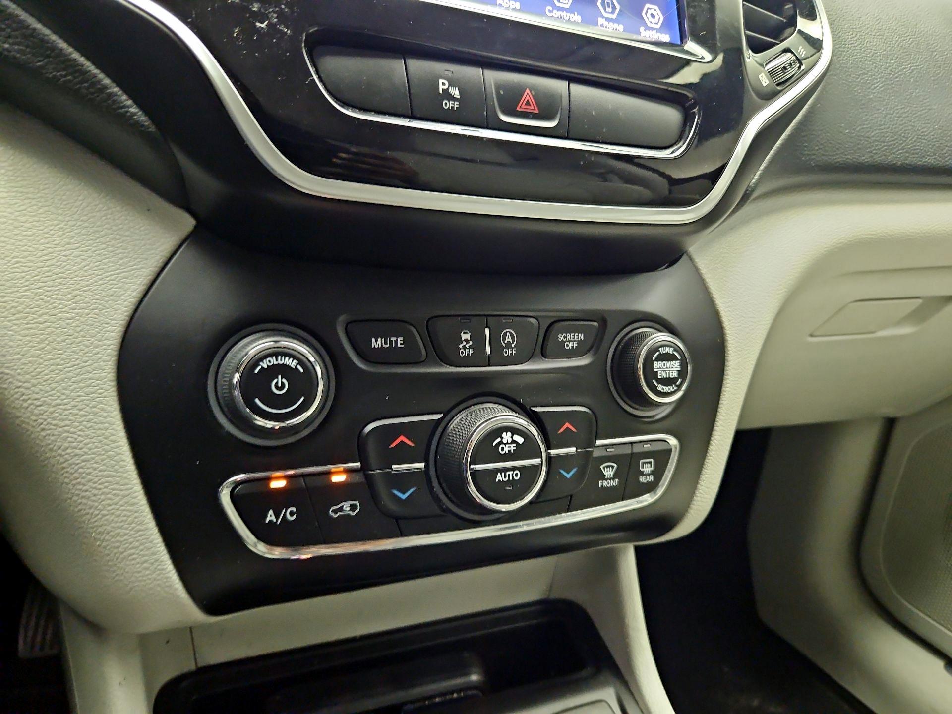 Thumbnail: 2019 Jeep Cherokee - 15