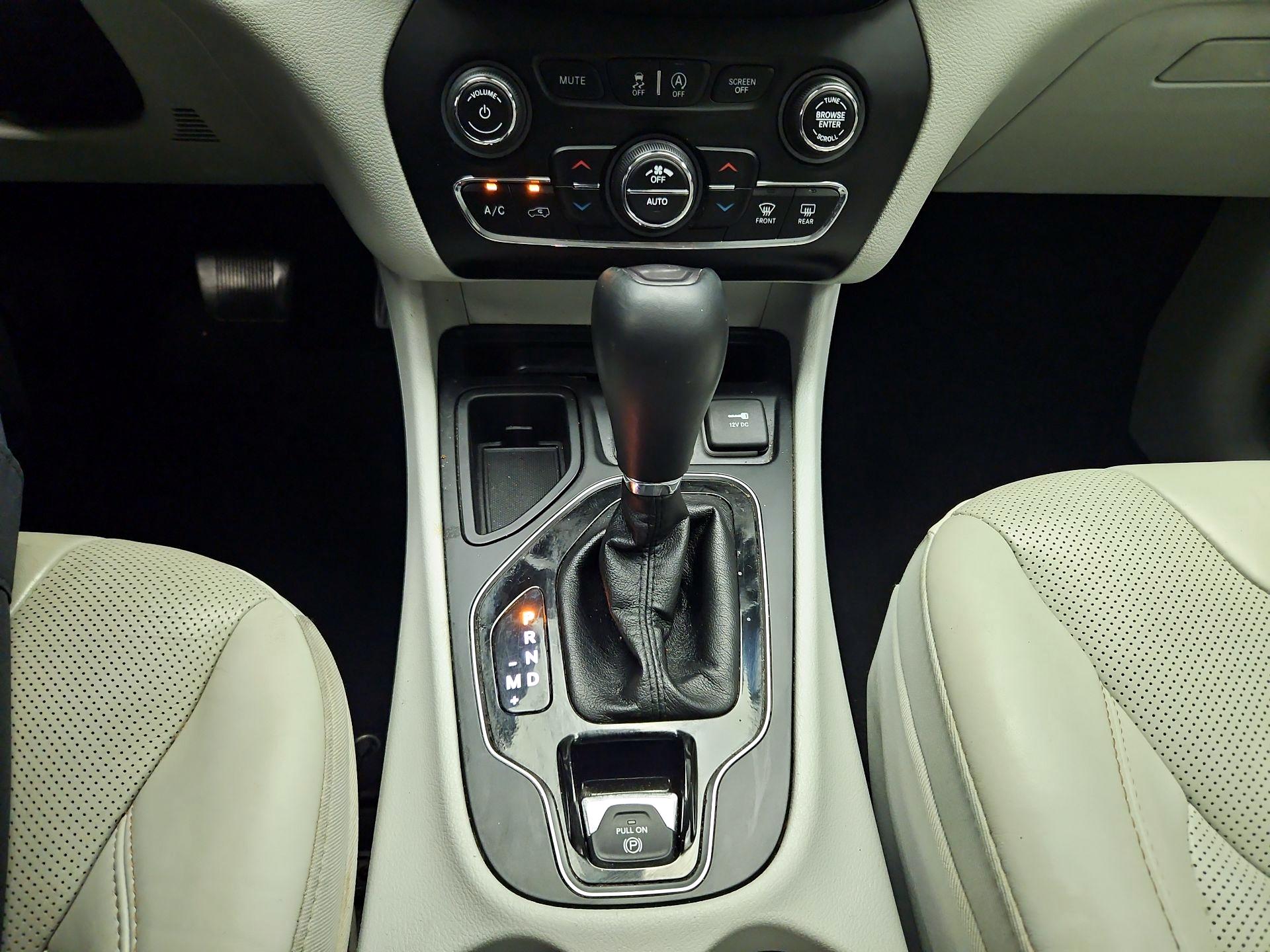 Thumbnail: 2019 Jeep Cherokee - 16