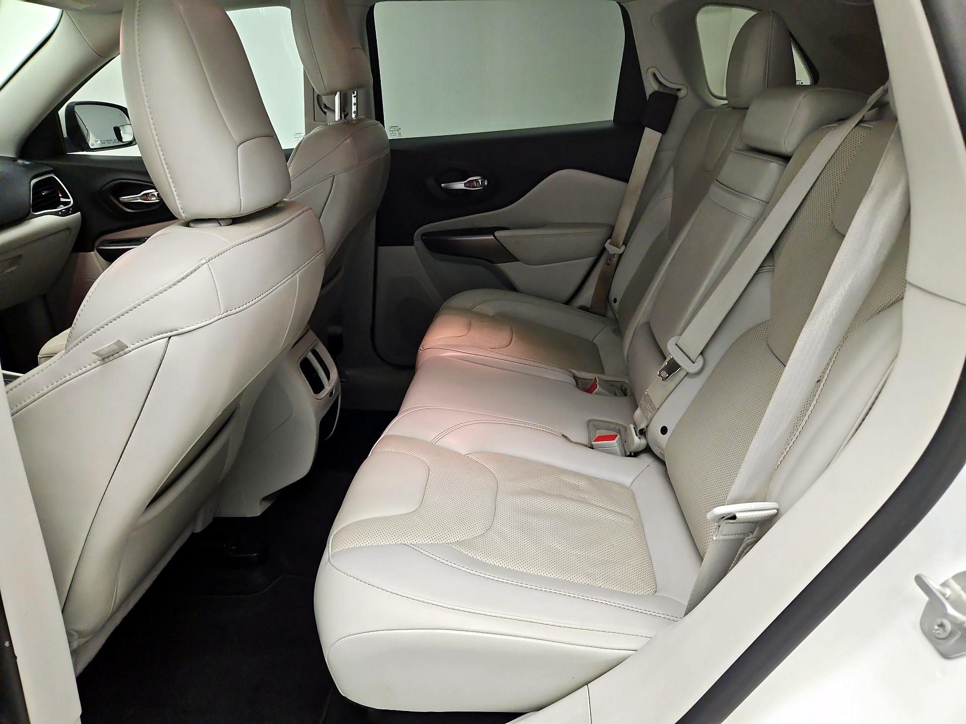 Thumbnail: 2019 Jeep Cherokee - 17
