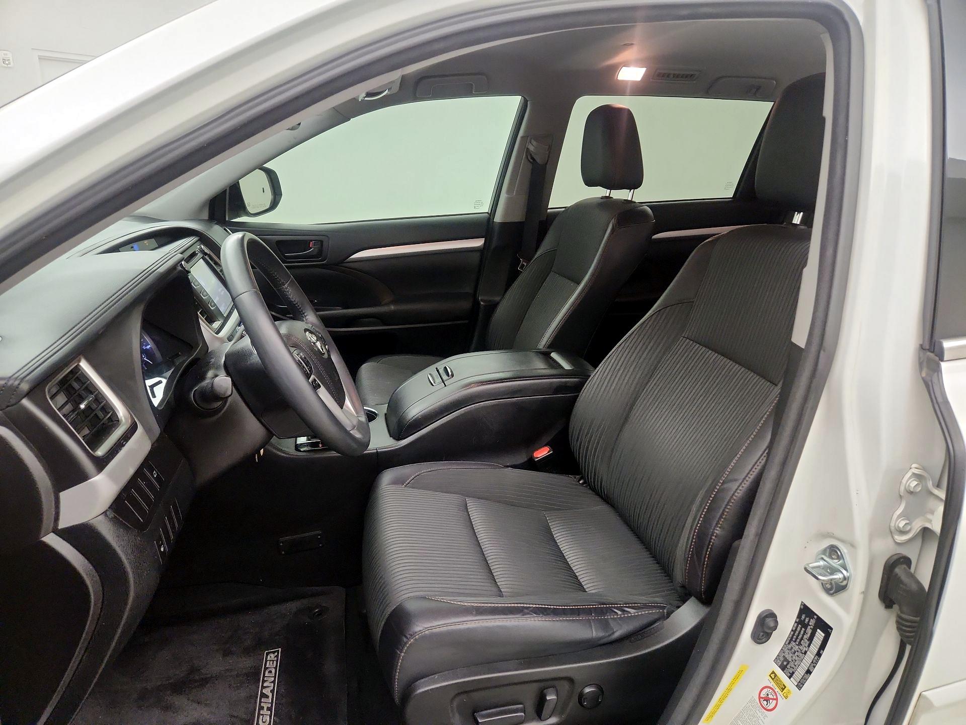 Thumbnail: 2016 Toyota Highlander - 11