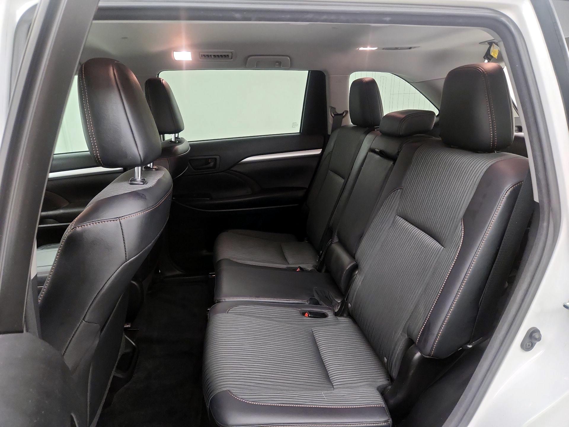 Thumbnail: 2016 Toyota Highlander - 18
