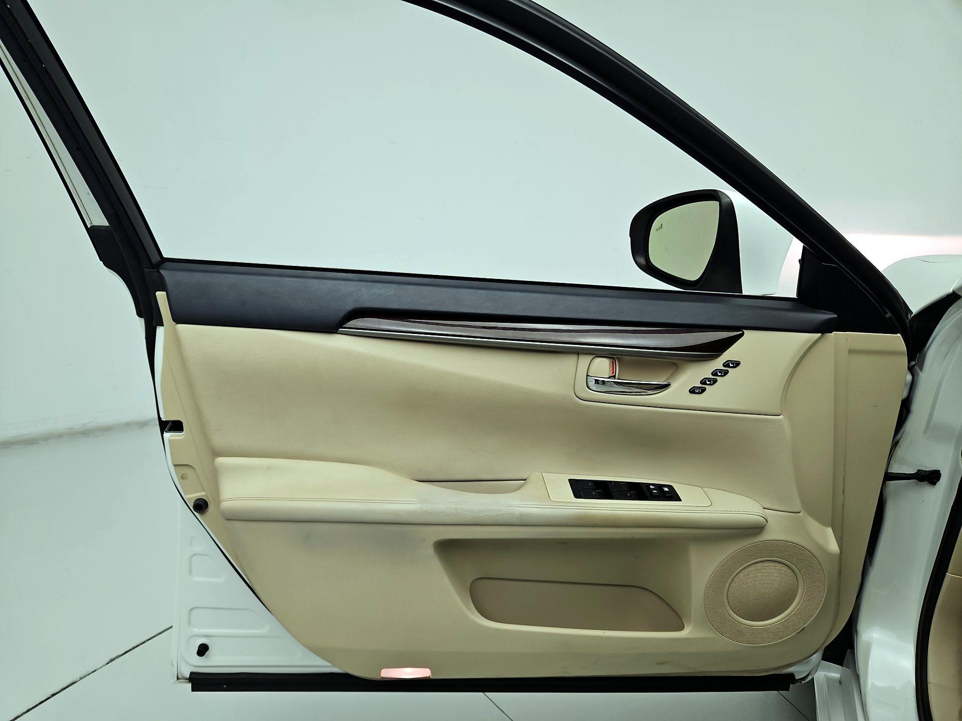 Thumbnail: 2014 Lexus ES - 12