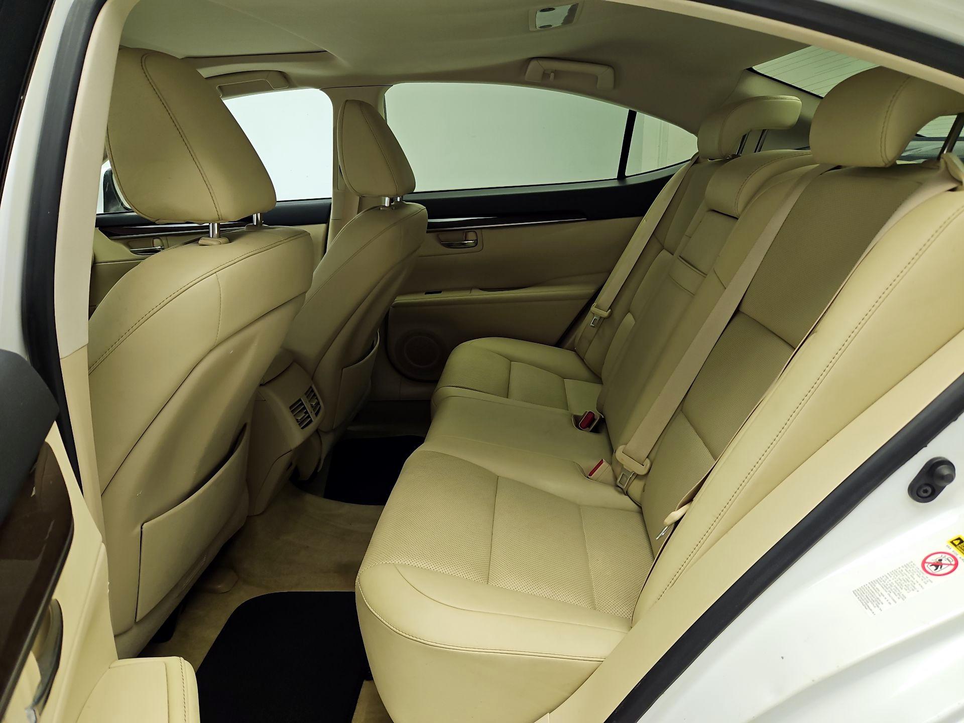 Thumbnail: 2014 Lexus ES - 16