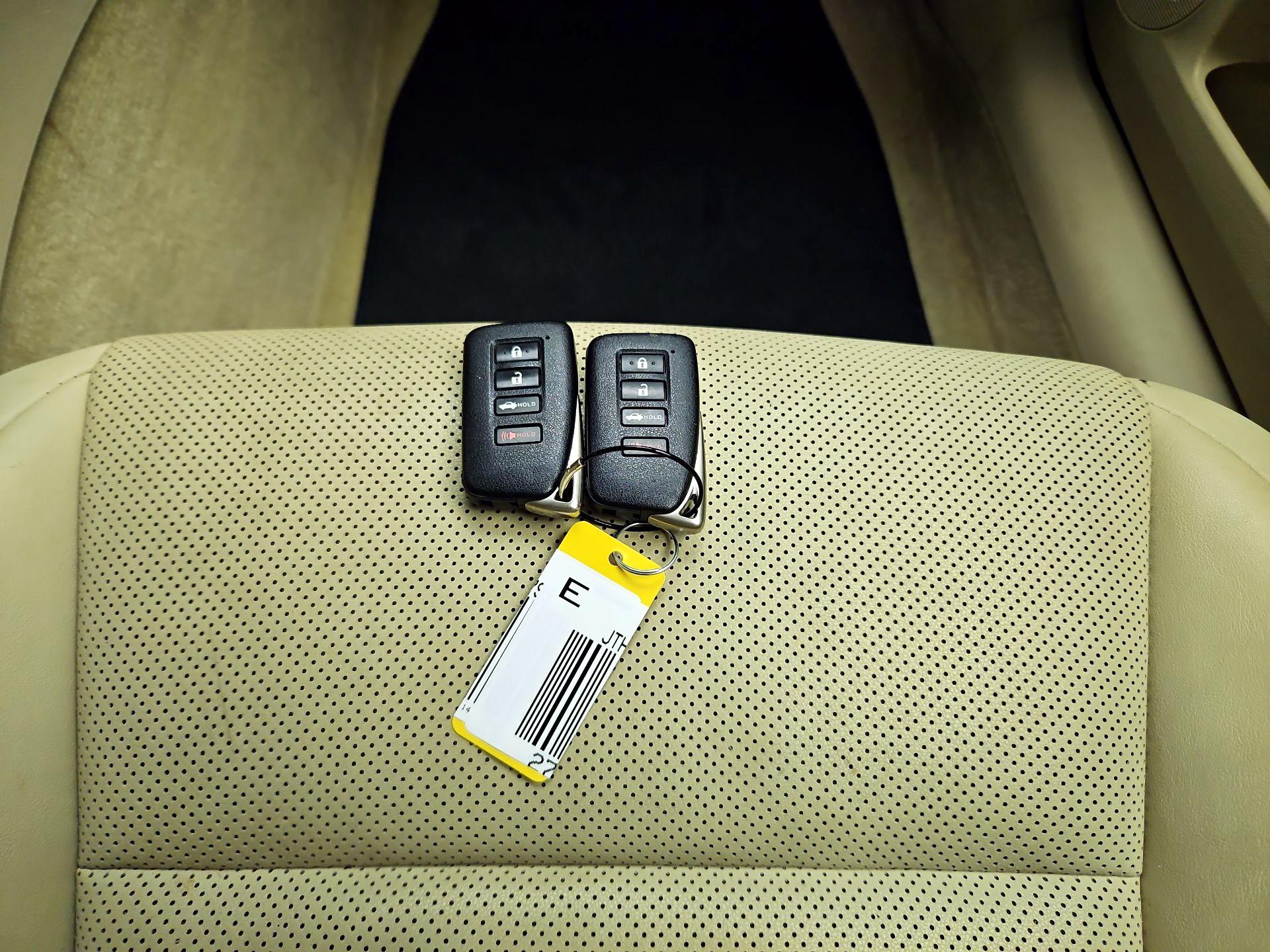 Thumbnail: 2014 Lexus ES - 19