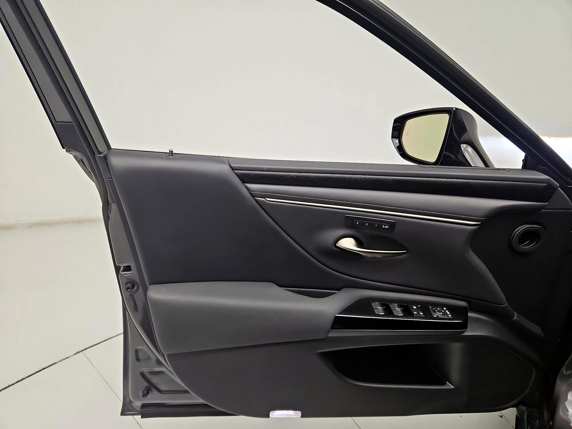 Thumbnail: 2022 Lexus ES - 12