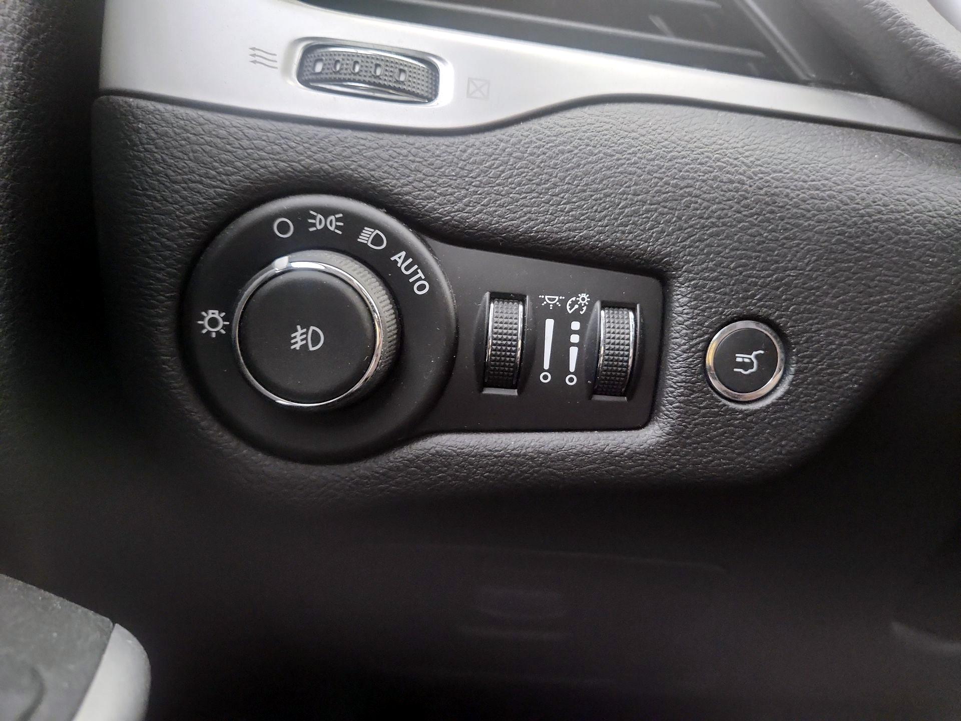 Thumbnail: 2018 Jeep Cherokee - 13
