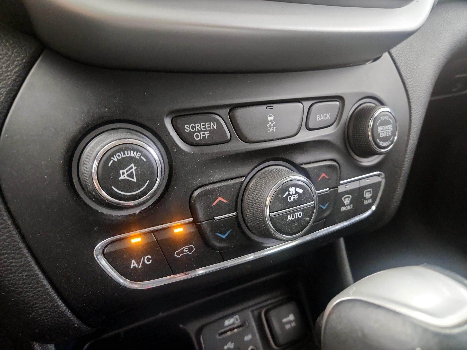 Thumbnail: 2018 Jeep Cherokee - 16