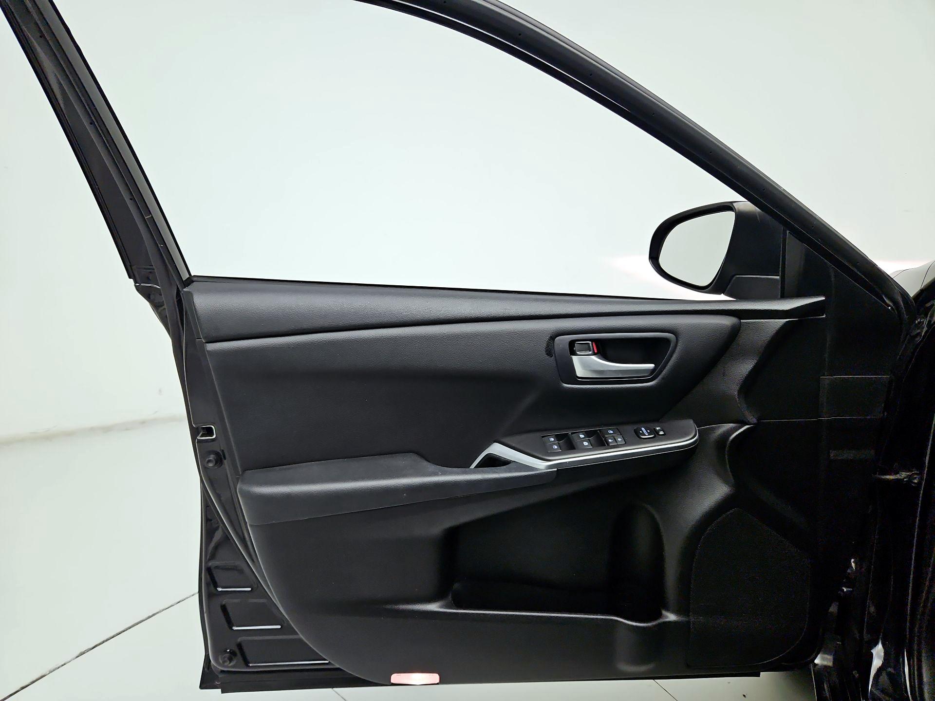 Thumbnail: 2017 Toyota Camry - 12
