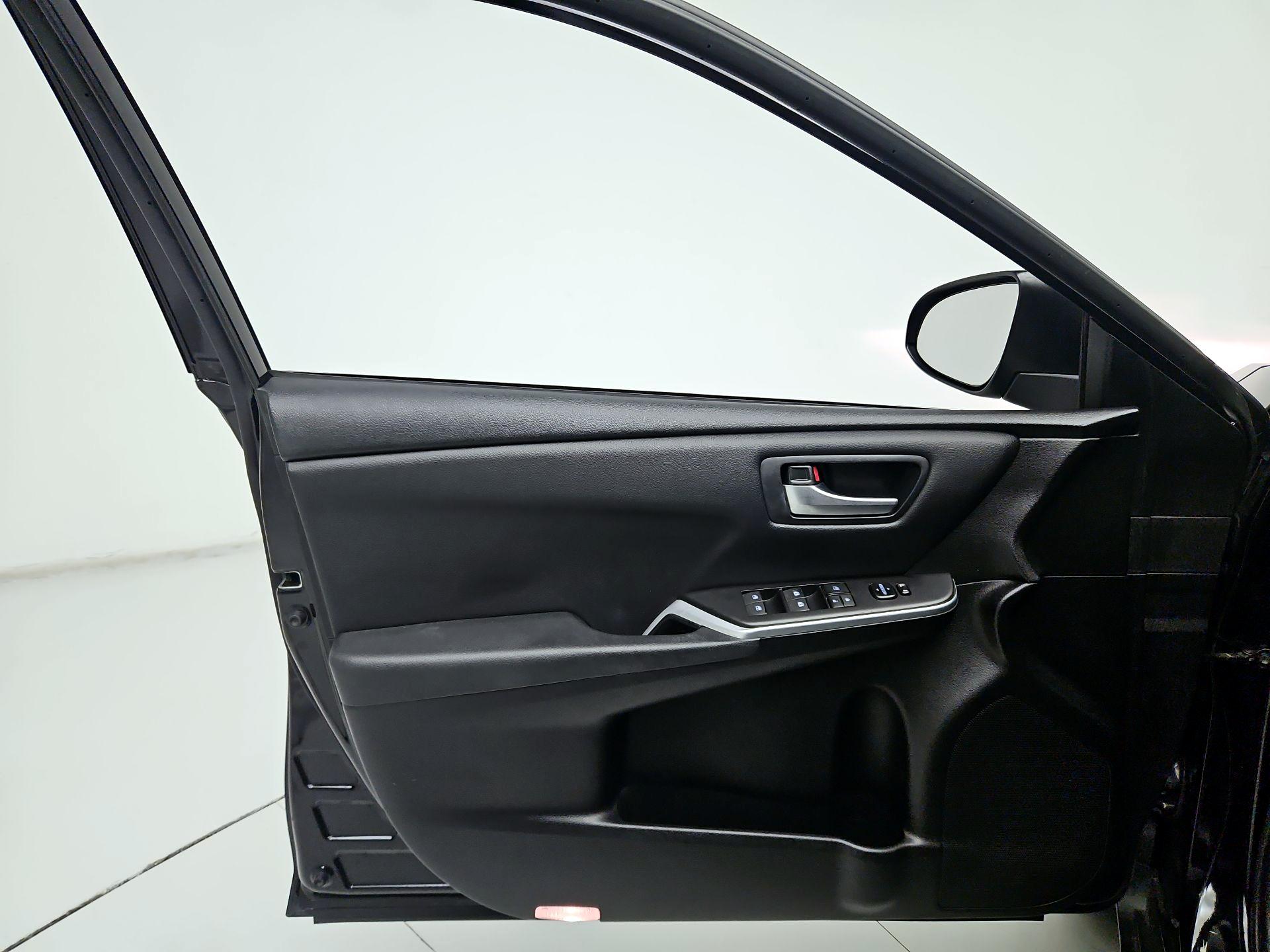 Thumbnail: 2017 Toyota Camry - 12