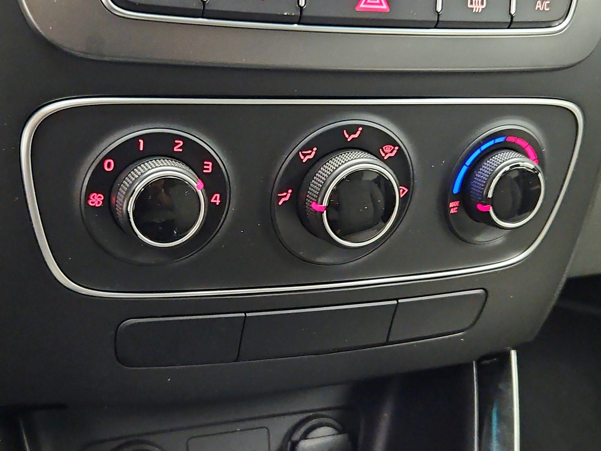 Thumbnail: 2015 Kia Sorento - 15