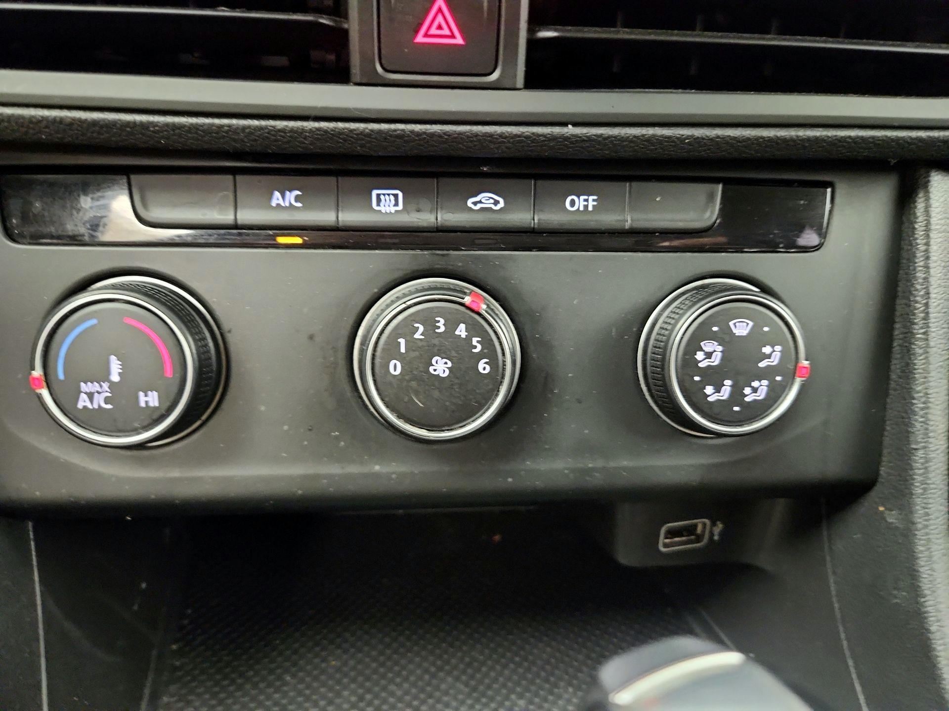 Thumbnail: 2019 Volkswagen Jetta - 16