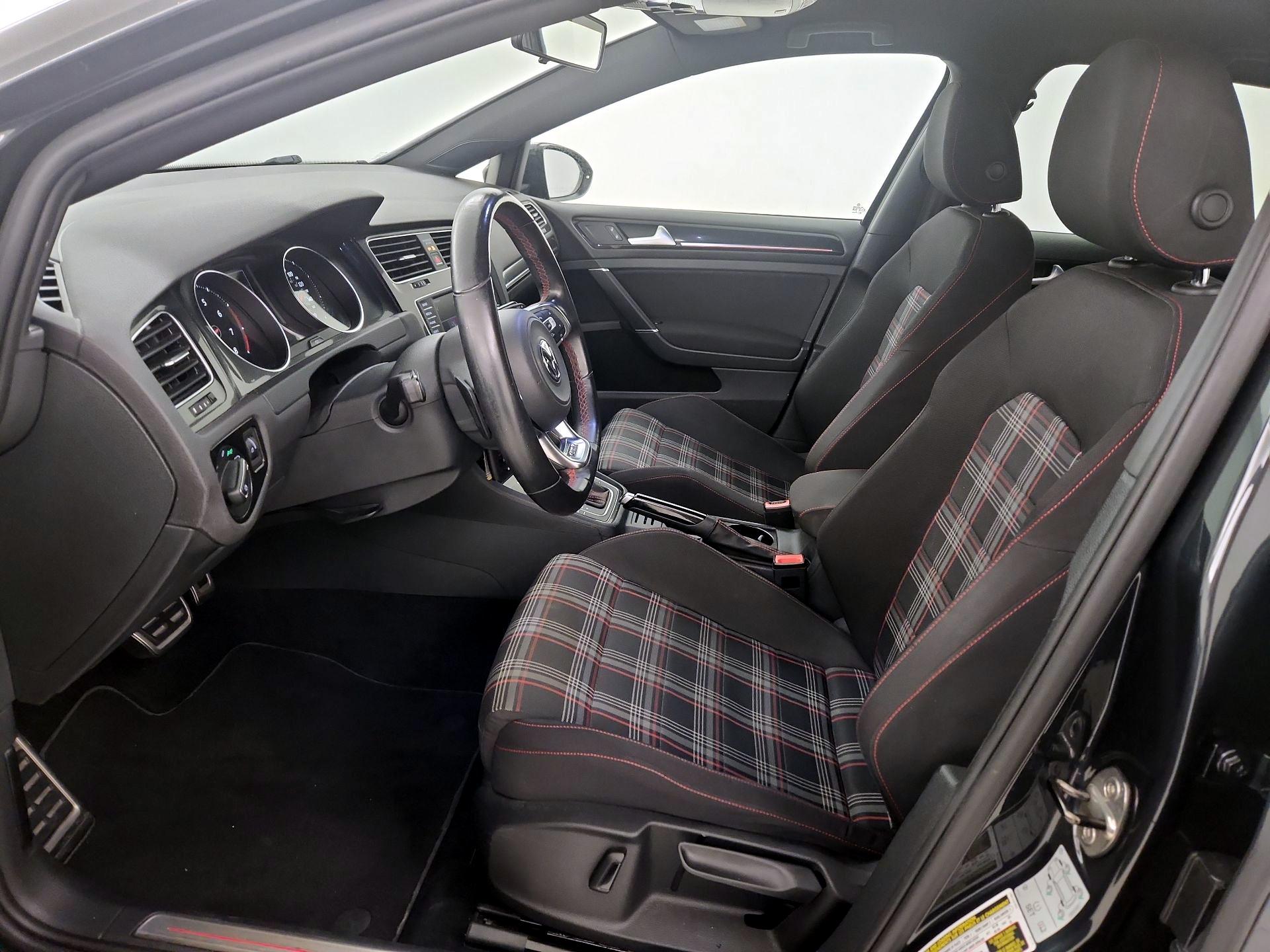 Thumbnail: 2016 Volkswagen Golf - 11