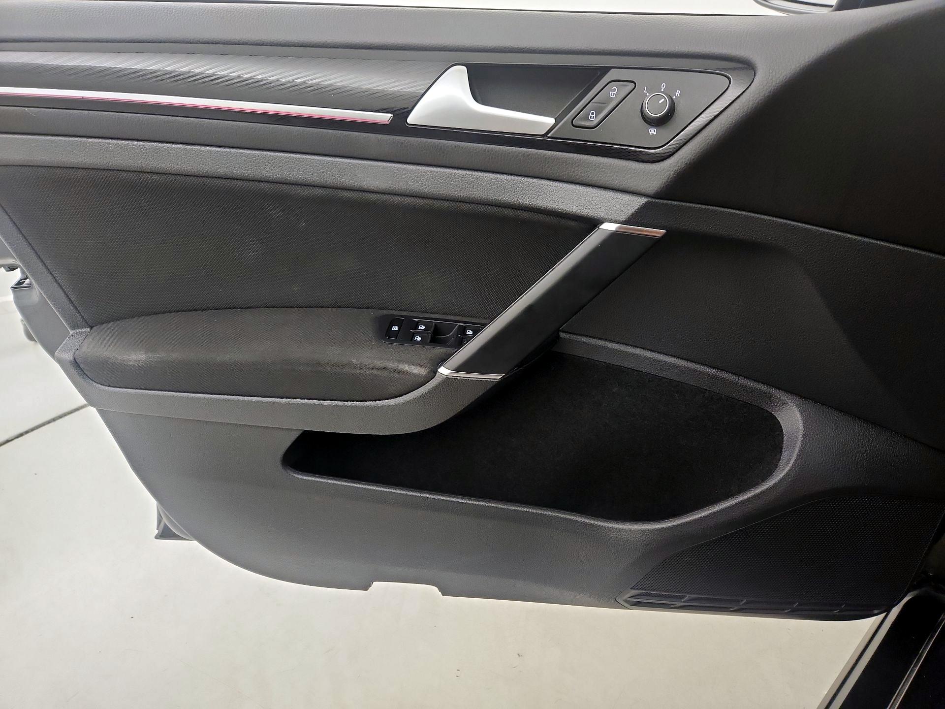 Thumbnail: 2016 Volkswagen Golf - 12