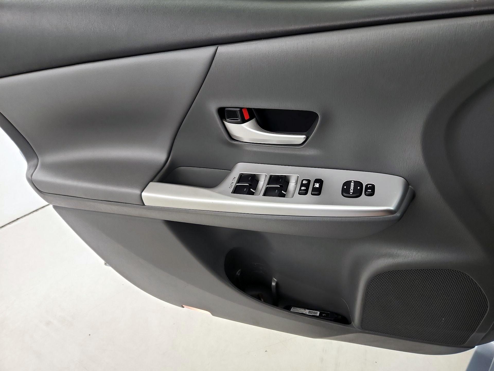 Thumbnail: 2014 Toyota Prius v - 12