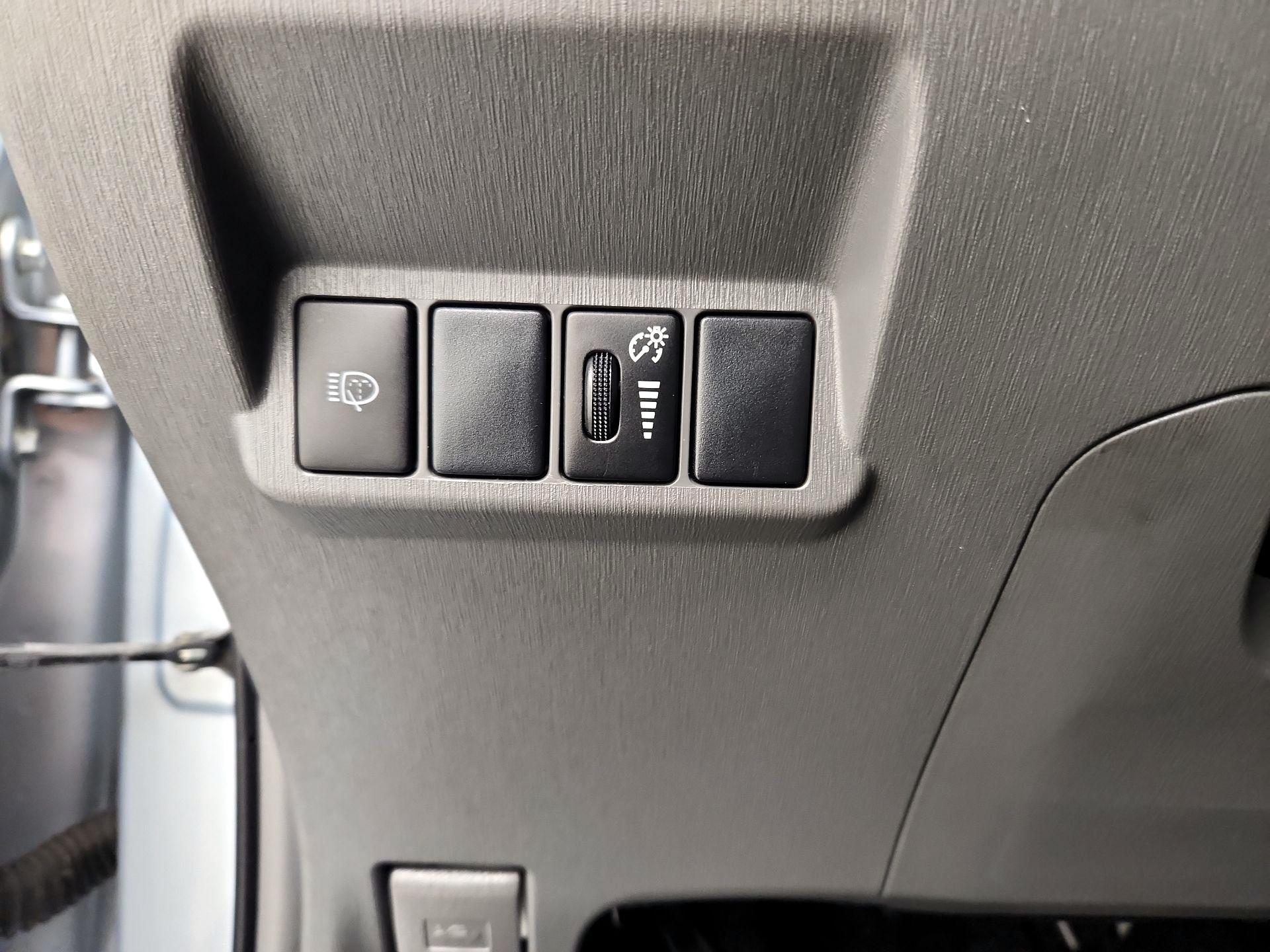 Thumbnail: 2014 Toyota Prius v - 13