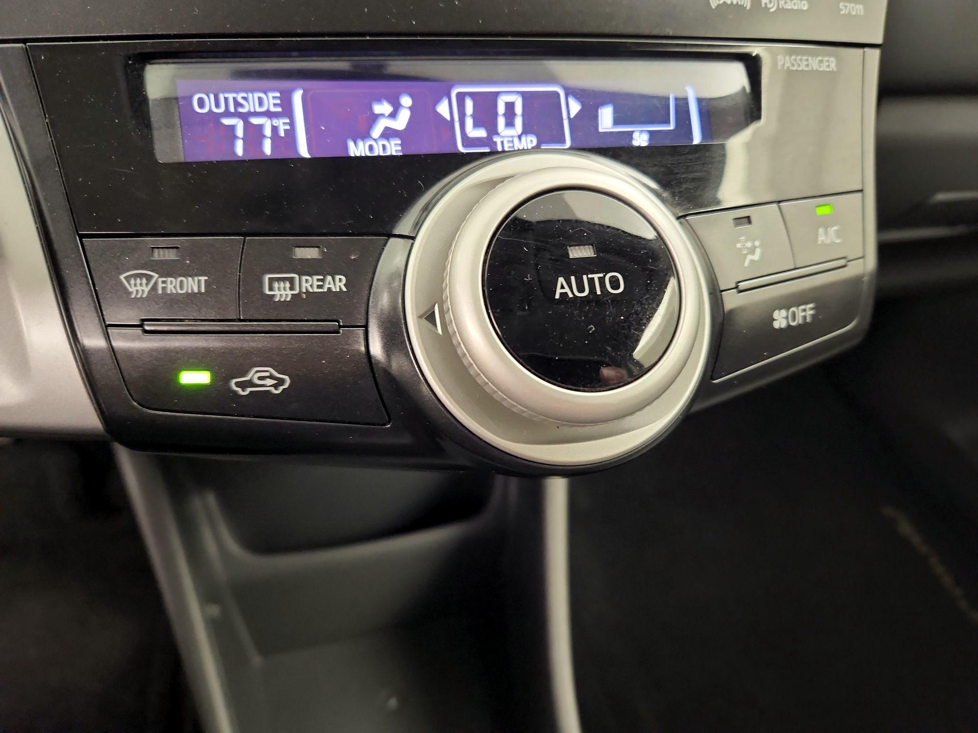 Thumbnail: 2014 Toyota Prius v - 16
