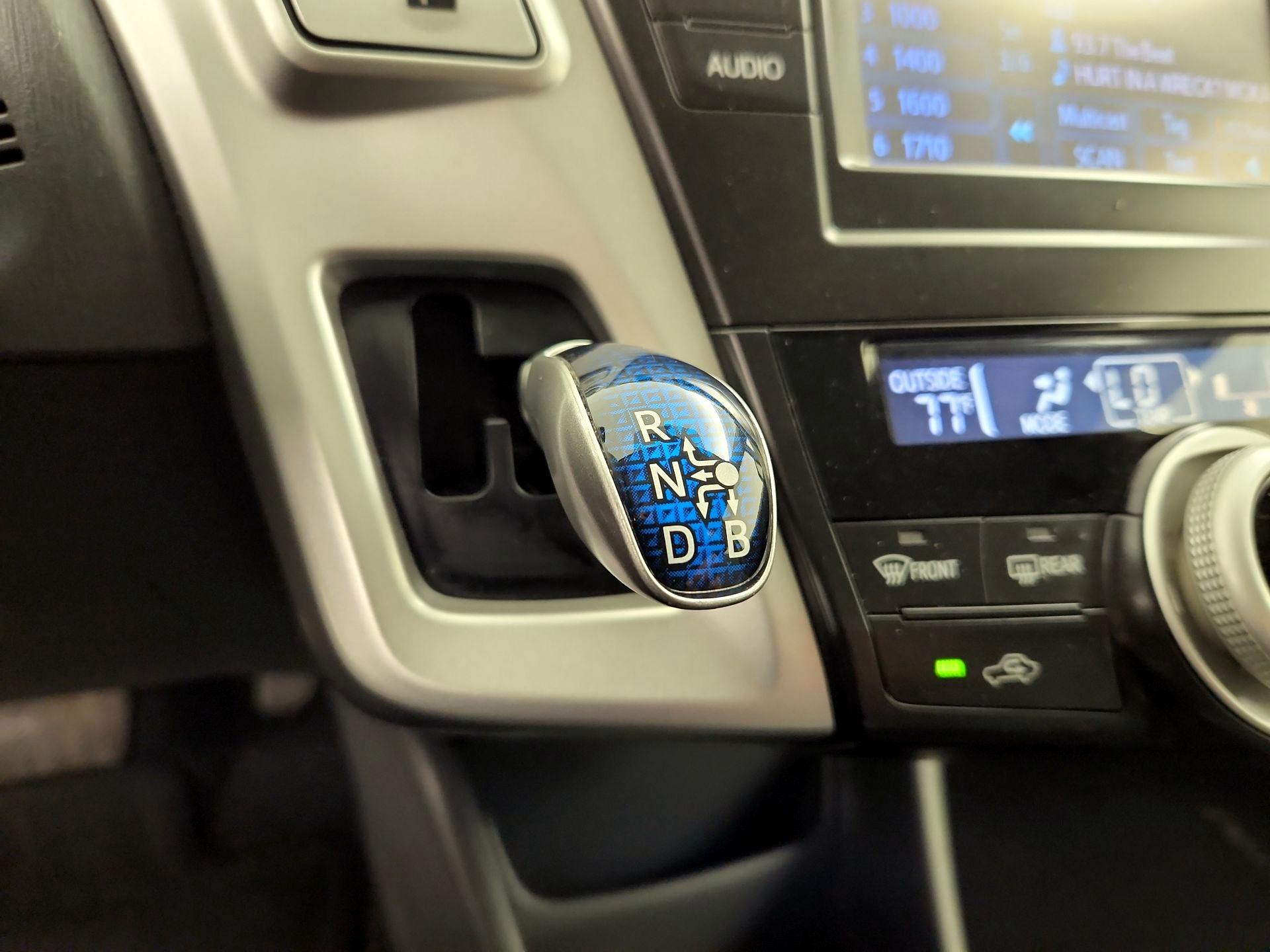 Thumbnail: 2014 Toyota Prius v - 17