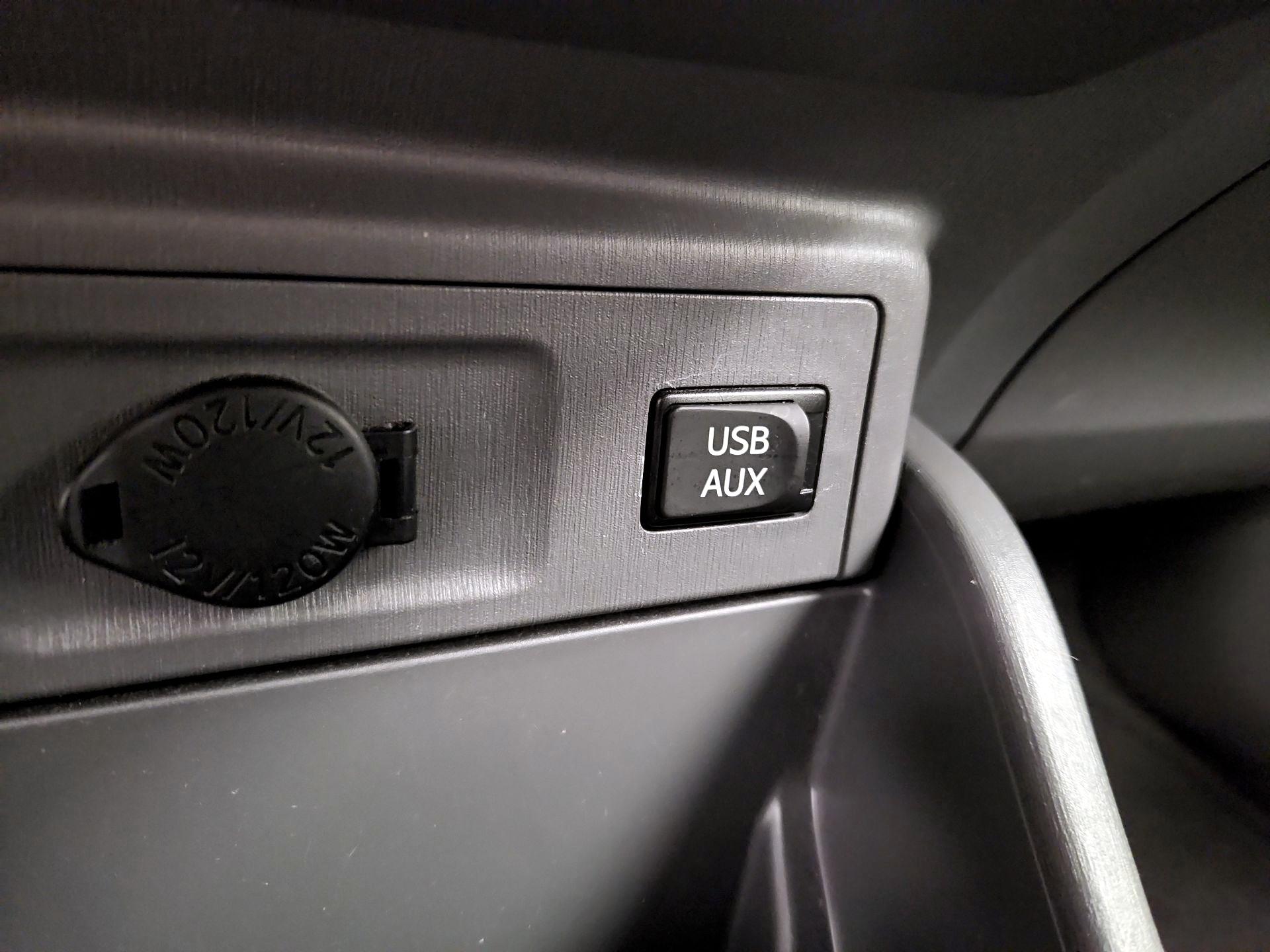Thumbnail: 2014 Toyota Prius v - 18