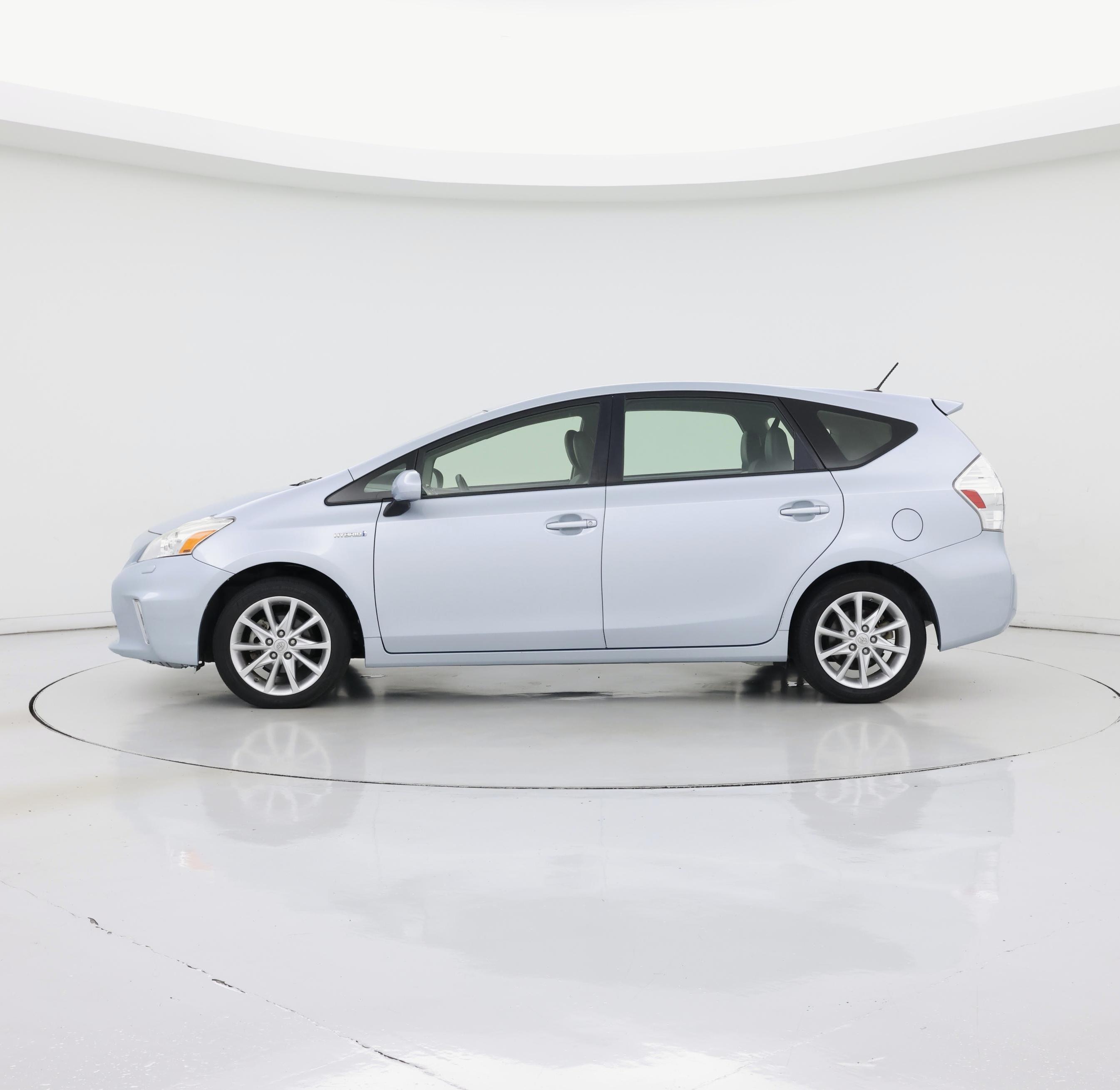Thumbnail: 2014 Toyota Prius v - 3