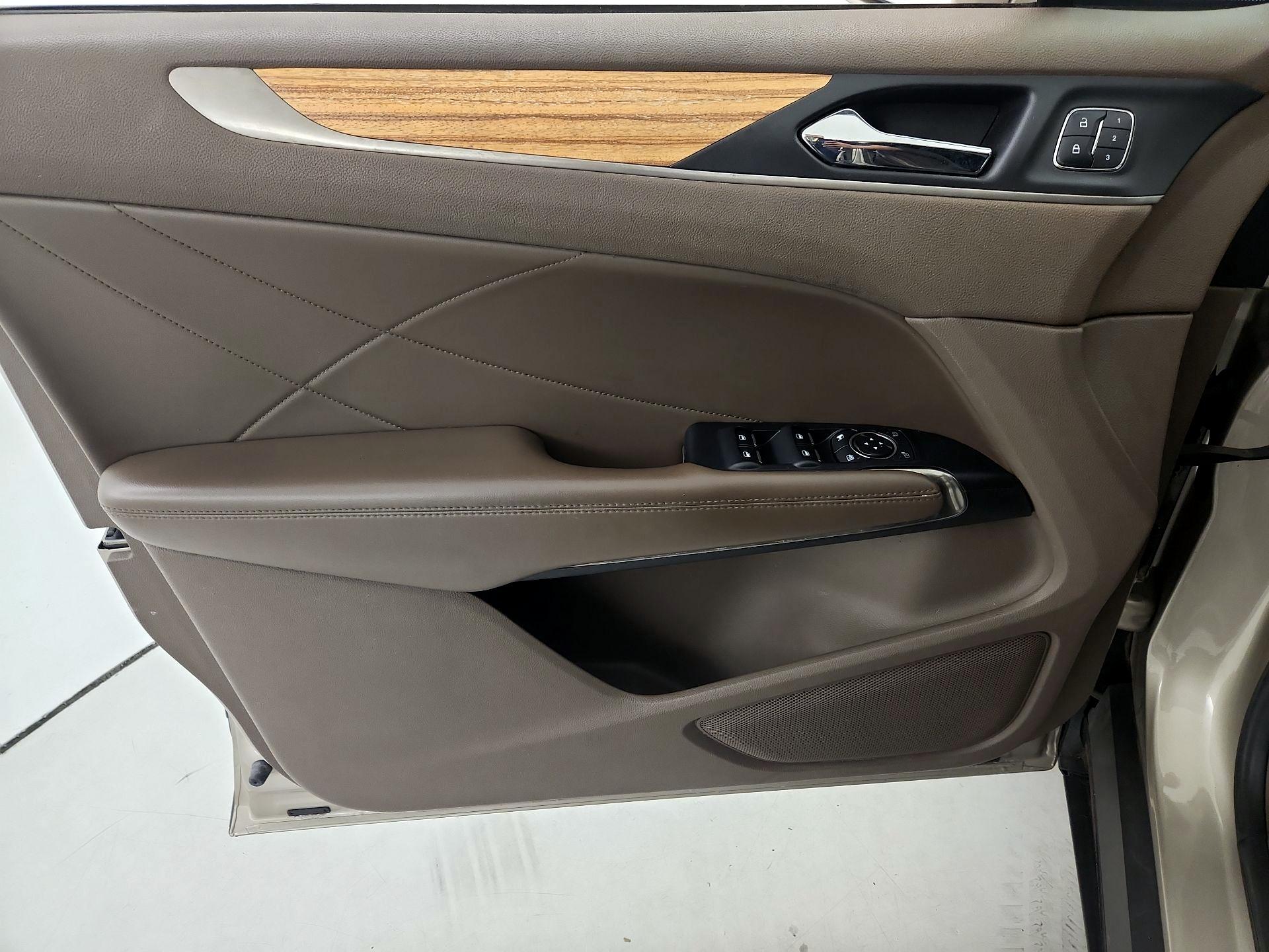 Thumbnail: 2015 Lincoln MKC - 12