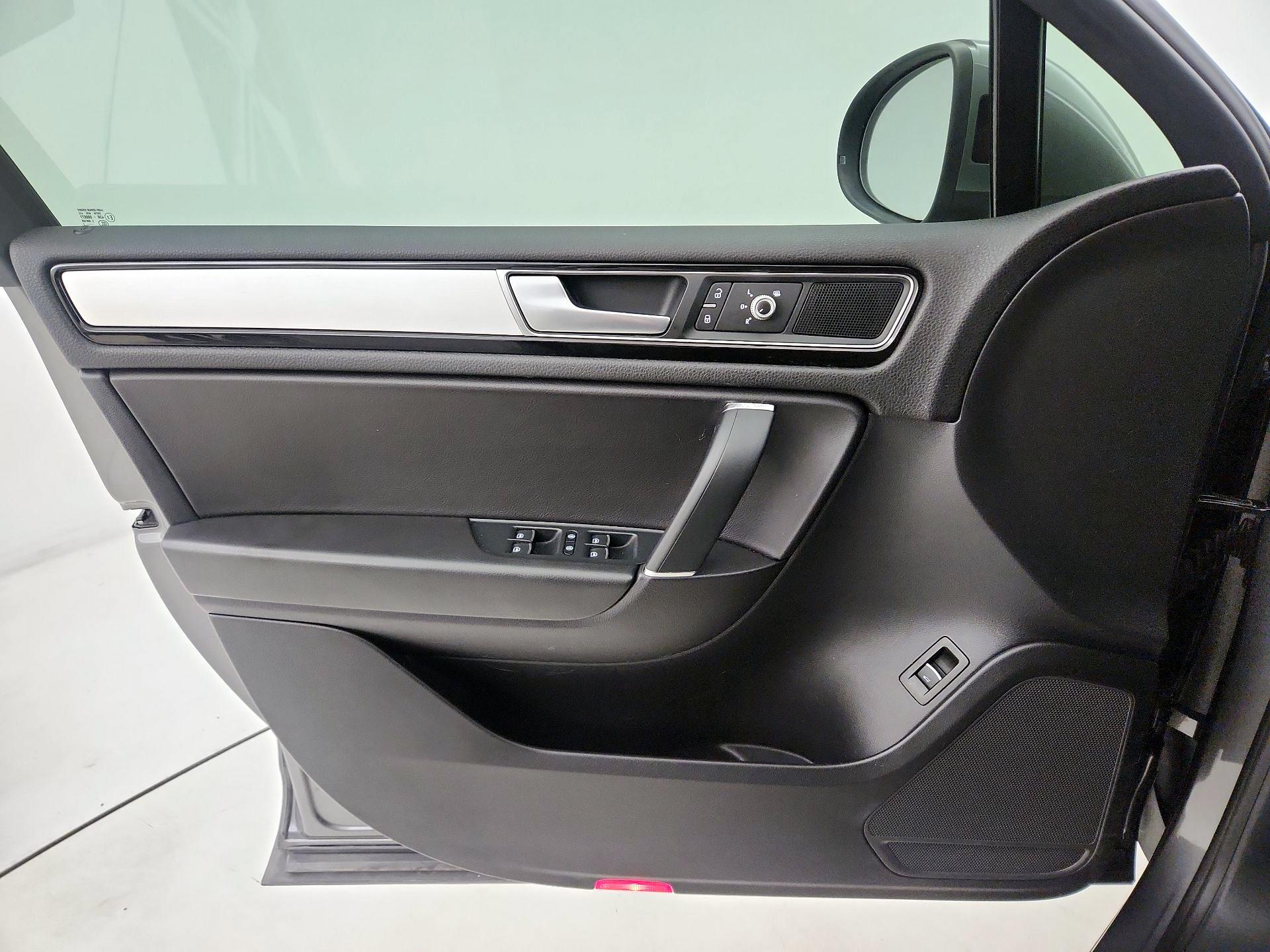 Thumbnail: 2017 Volkswagen Touareg - 12