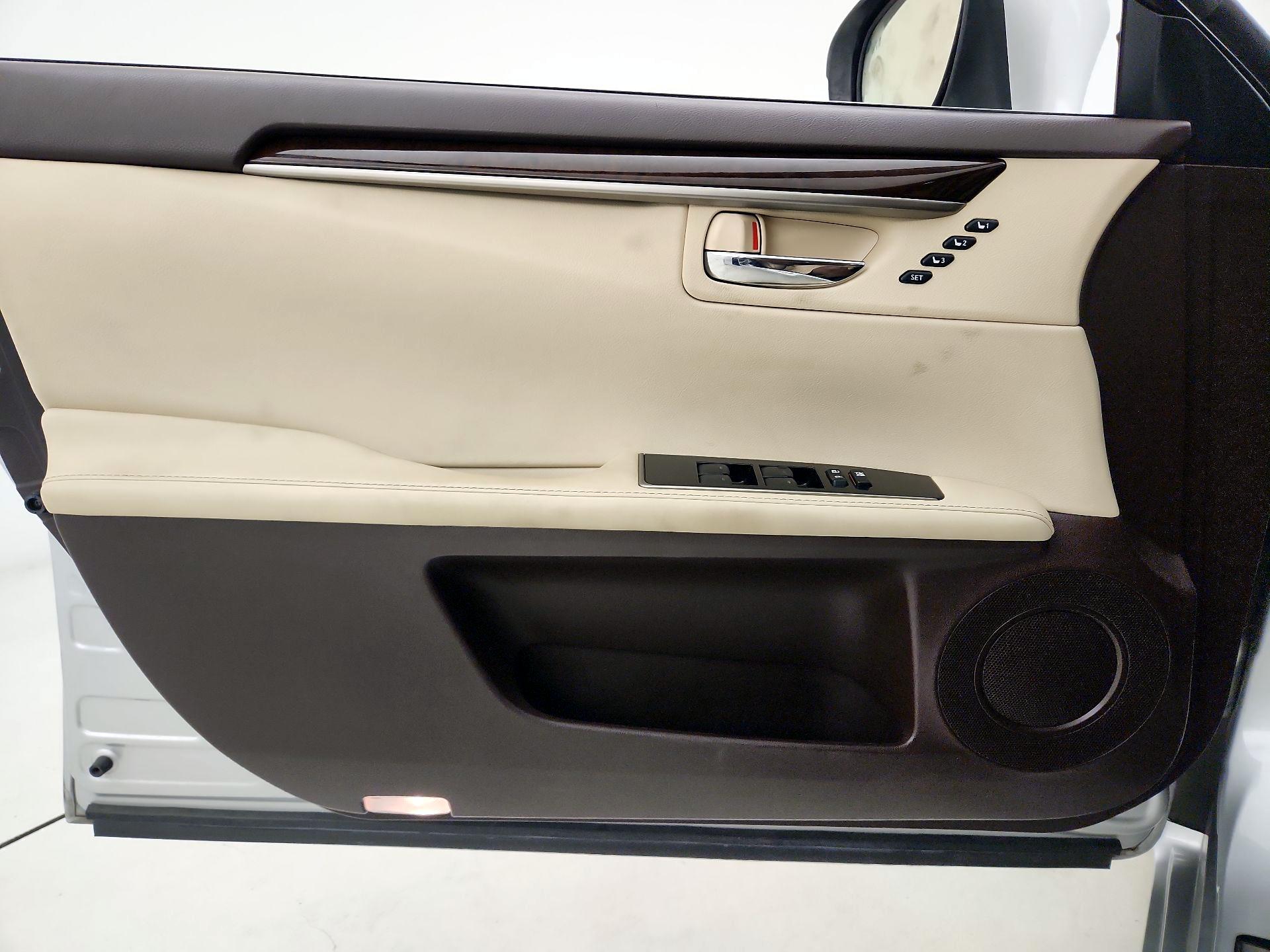Thumbnail: 2016 Lexus ES - 12