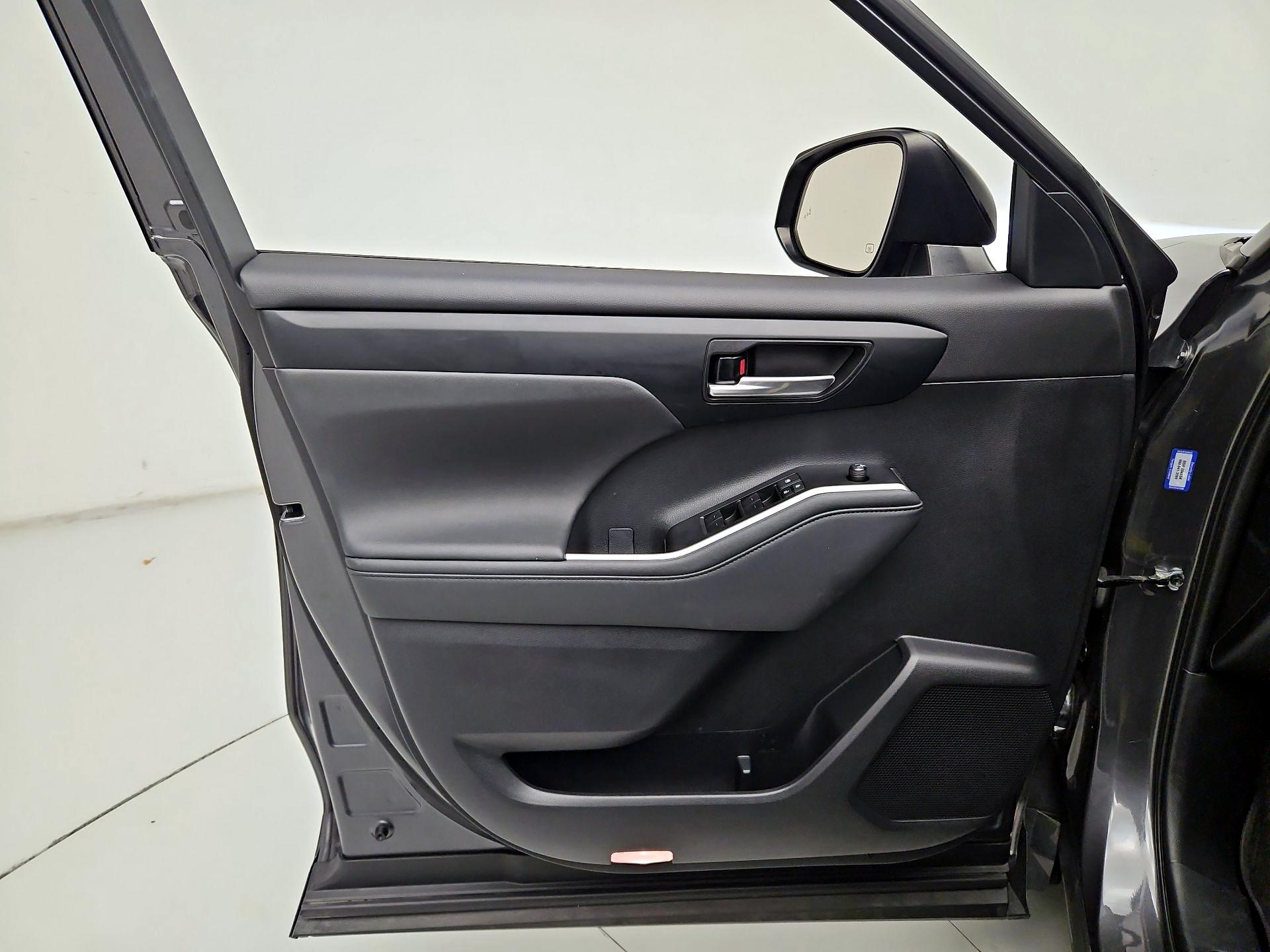 Thumbnail: 2023 Toyota Highlander - 12