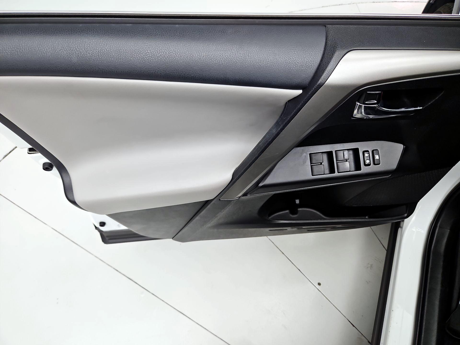 Thumbnail: 2018 Toyota RAV4 - 12