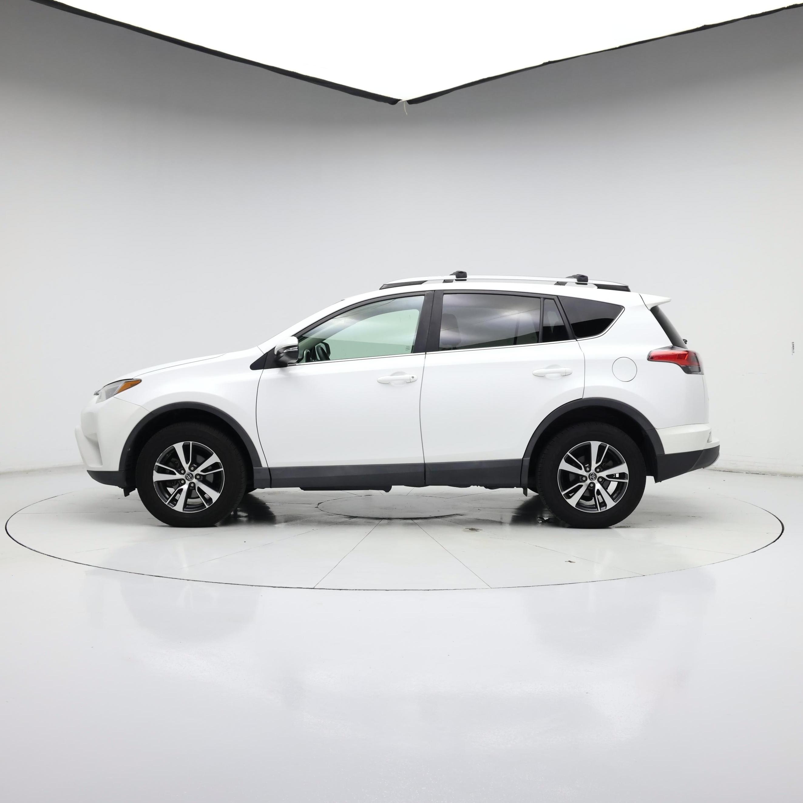 Thumbnail: 2018 Toyota RAV4 - 3
